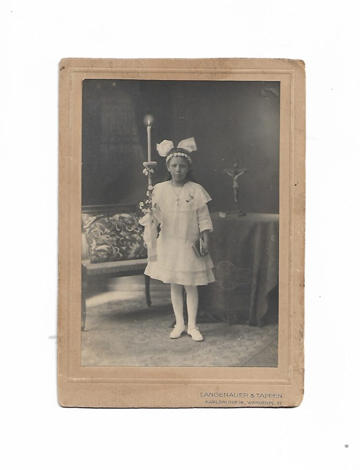 Foto Studio Langenauer & Tappen Karlsruhe Mädchen mit Rosenkranz und Bibel -Kommunion  -alt-