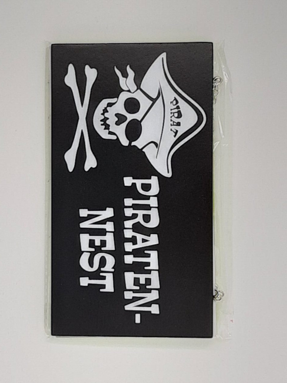 Holzschild "Piratennest" (18 x 10 cm)