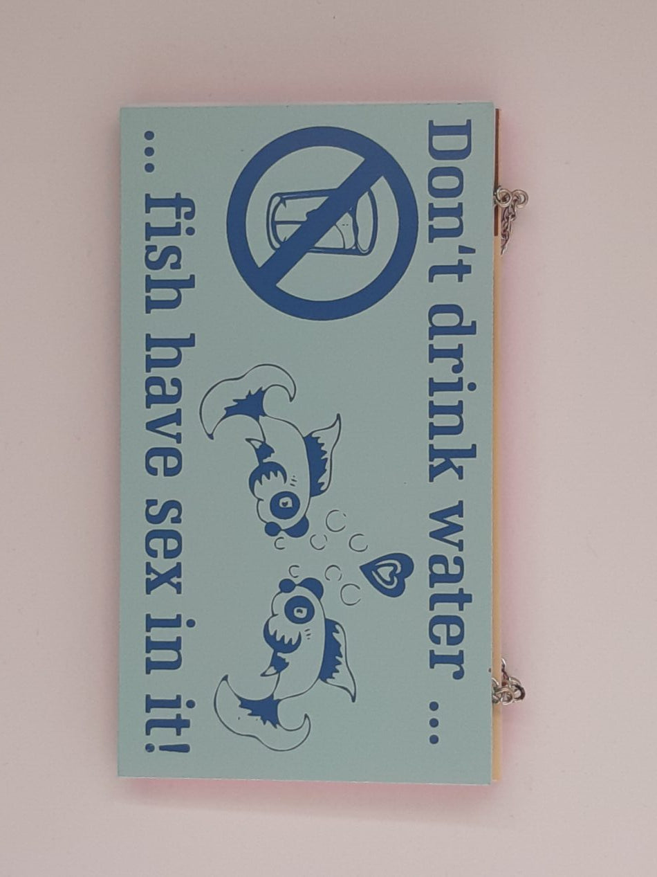 Holzschild "Don' t drink water ... Fish have sex in it !" (18 x 10 cm)