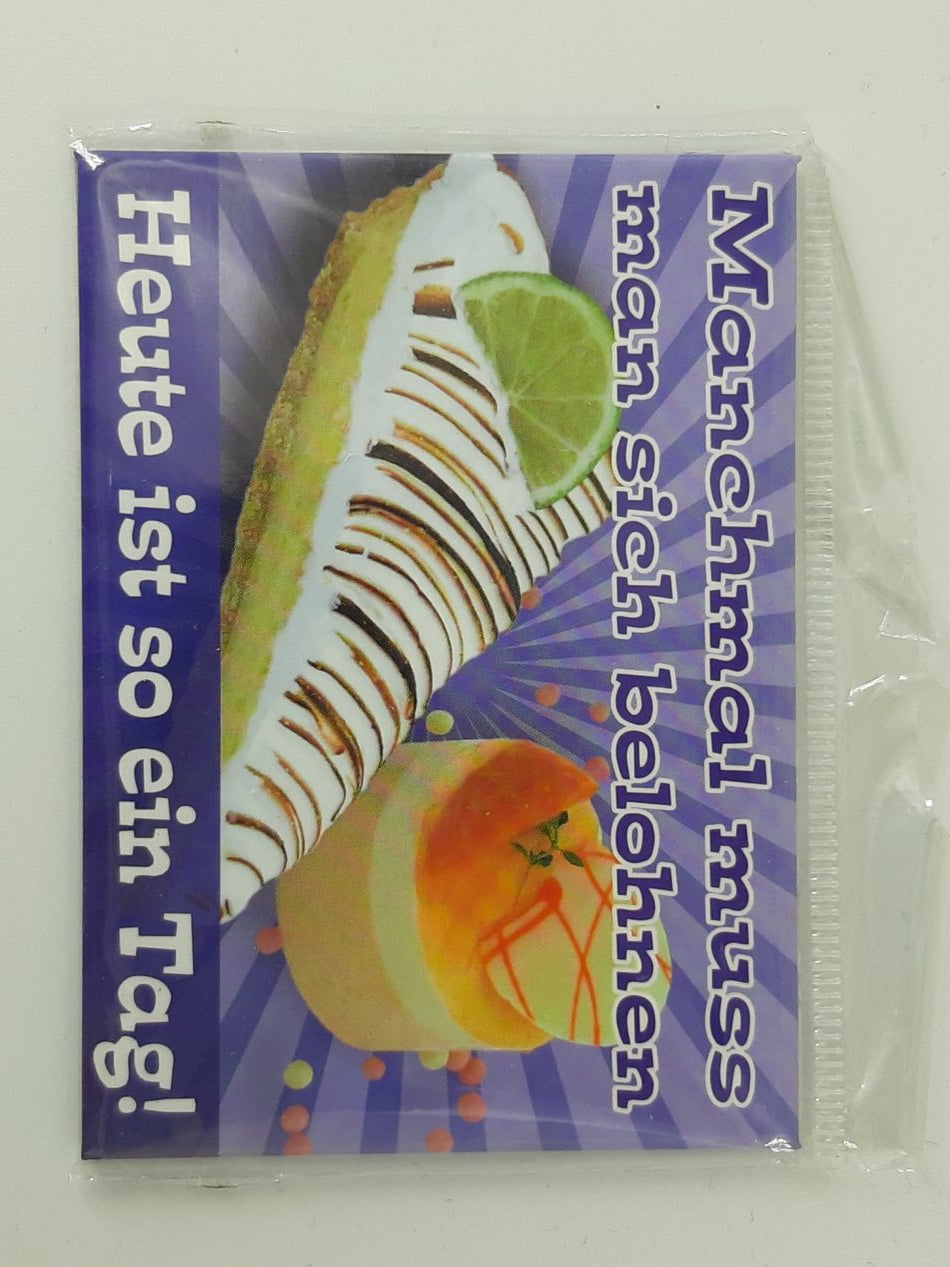 „Dekorativer Kühlschrankmagnet mit dem Spruch ‚Heute ist so ein Tag!‘ auf farbig bedrucktem Glanzkarton. Rechteckiges Format (6,5 × 9 cm), vollflächig haftend, geeignet für mehrere Notizzettel.“