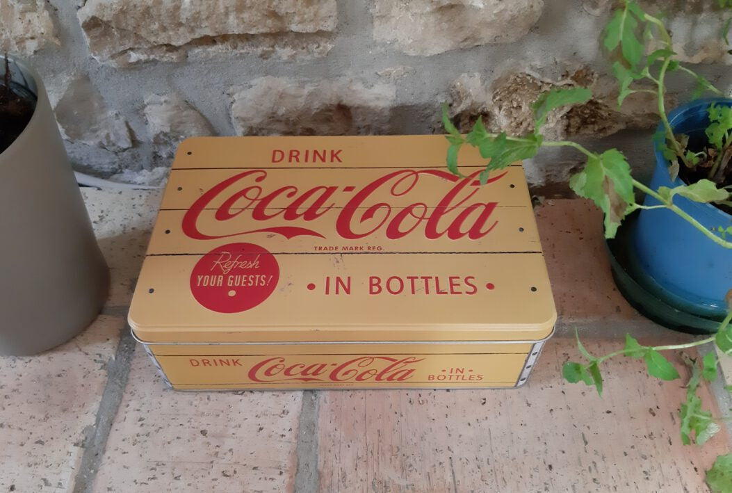 schöne gelbe flache Vorratsdose in Gelb mit coca-Cola aufschrift in rot