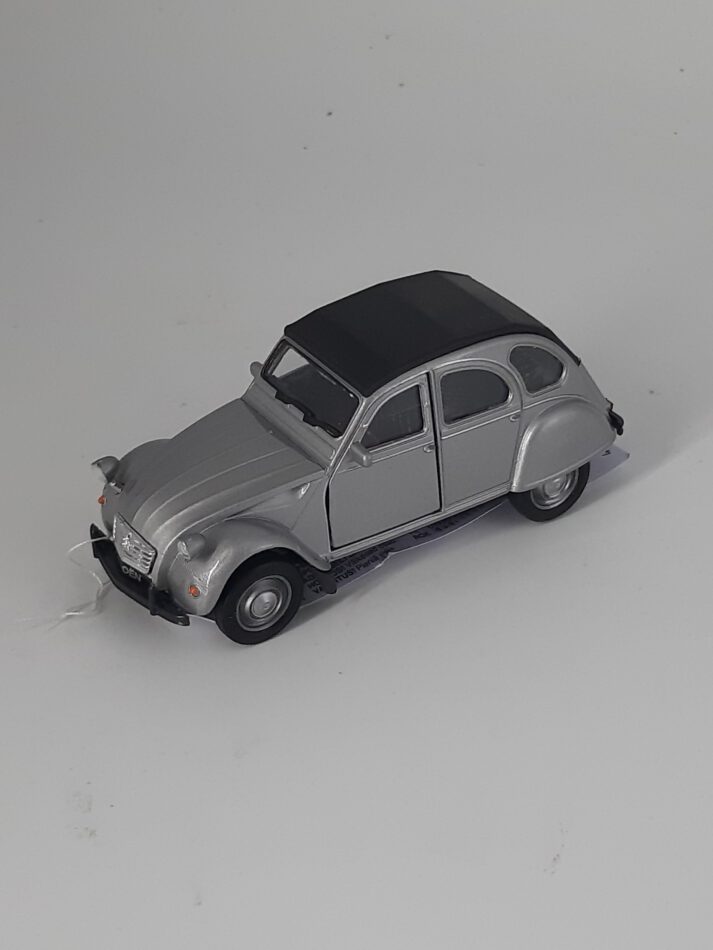 Modellauto Citroen 2 CV - Ente Silber geschlossen (aus Metall mit Friktionsmotor) 1:36