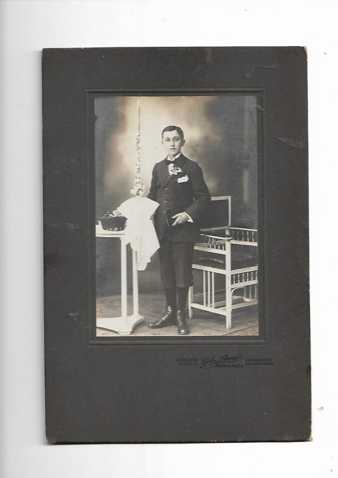 Foto Gebr. Strauß Heidelberg Junge mit  Rosenkranz und Bibel -Kommunion  -alt-