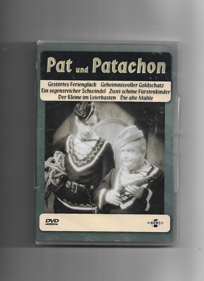 DVD-Cover „Pat und Patachon – Gestörtes Ferienglück und weitere Episoden“ mit Sprecher Hanns Dieter Hüsch. Zu sehen sind die beiden dänischen Stummfilmkomiker Carl Schenstrøm und Harald Madsen in einer humorvollen Szene, typisch für ihre Slapstick-Abenteuer. Das Design erinnert an die ZDF-Neufassung der 1960er Jahre und vermittelt nostalgischen Charme mit poetischer Erzählweise.