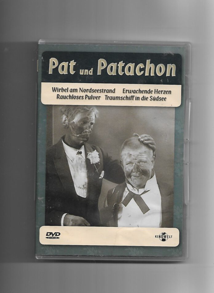 DVD-Cover „Pat und Patachon – Wirbel am Nordseestrand und weitere Episoden“ mit Sprecher Hanns Dieter Hüsch. Zu sehen sind die beiden dänischen Stummfilmkomiker Carl Schenstrøm und Harald Madsen in einer typischen Slapstick-Szene. Das nostalgische Design erinnert an die ZDF-Neufassung der 1960er Jahre und vermittelt humorvollen Charme und filmhistorische Atmosphäre.