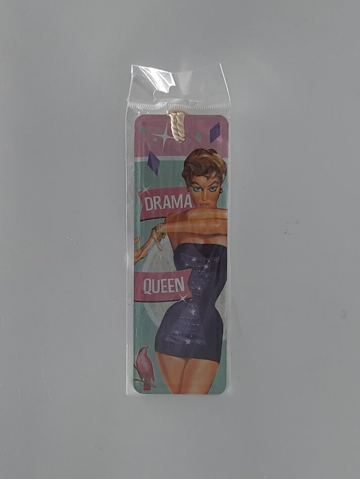 Metall-Lesezeichen „Drama Queen“ mit dekorativer Kordel; rechteckige Form, nostalgisches Design von Nostalgic Art, ca. 15 × 5 cm groß, leicht glänzende Oberfläche. zeigt eine Frau in einem eng anliegenden, knappen blauem kleid