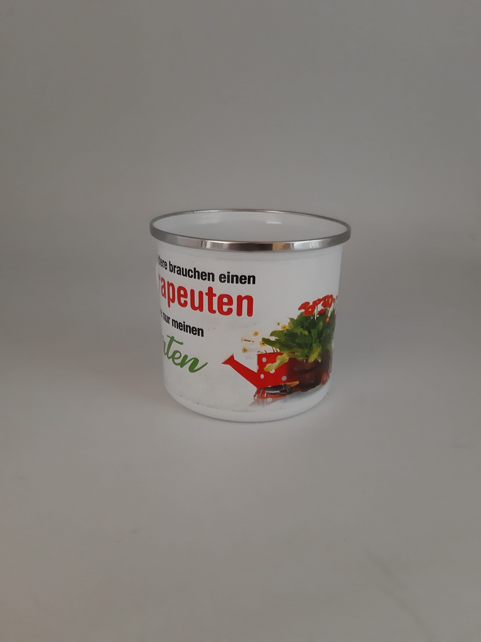 Emaille Becher "Andere brauchen einen THERAPEUTEN - Ich brauche nur meinen GARTEN" 0,5 L