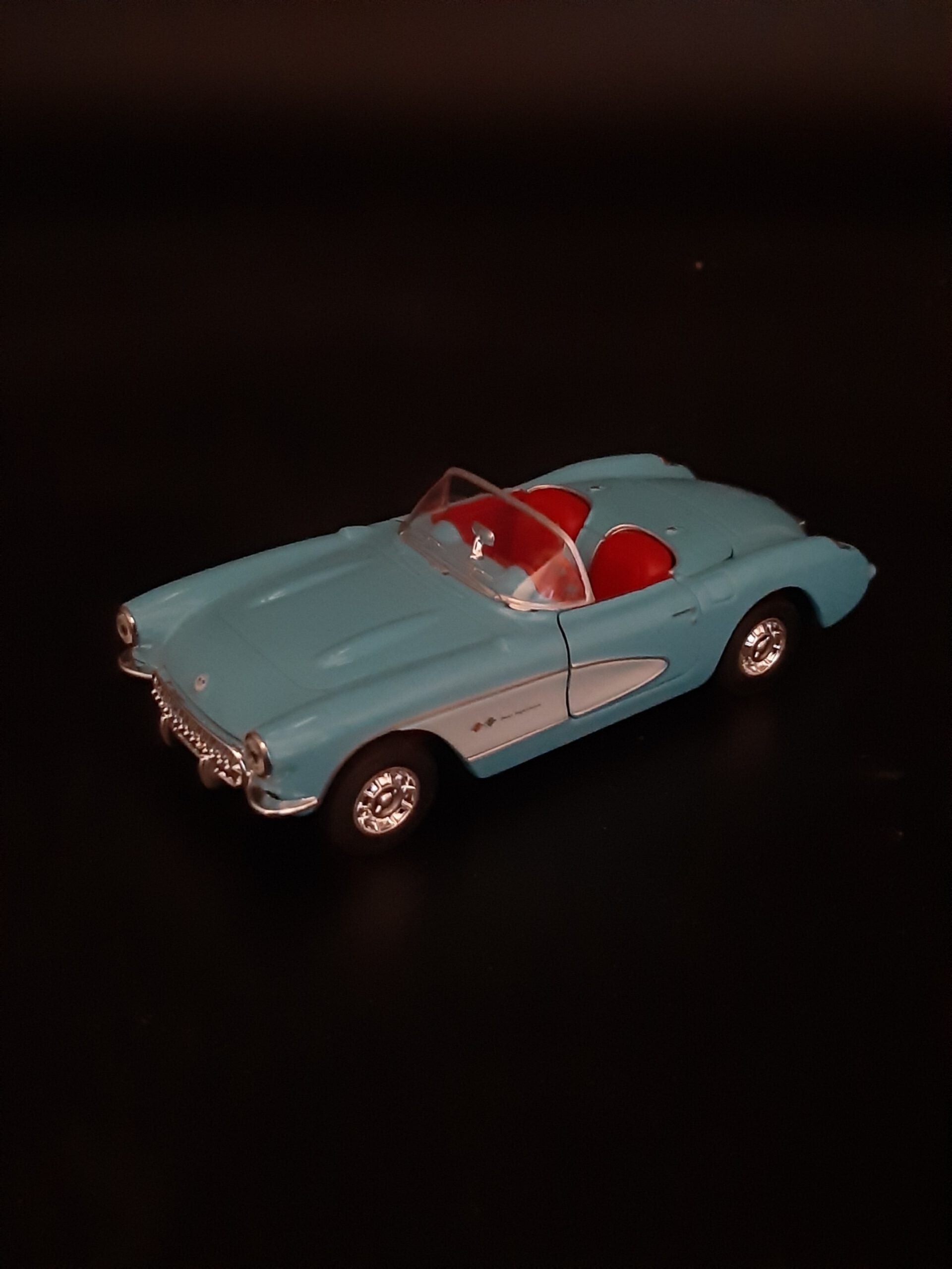 Modellauto Chevrolet 1957 - Corvette Cabrio blau (aus Metall mit Friktionsmotor) 1:36