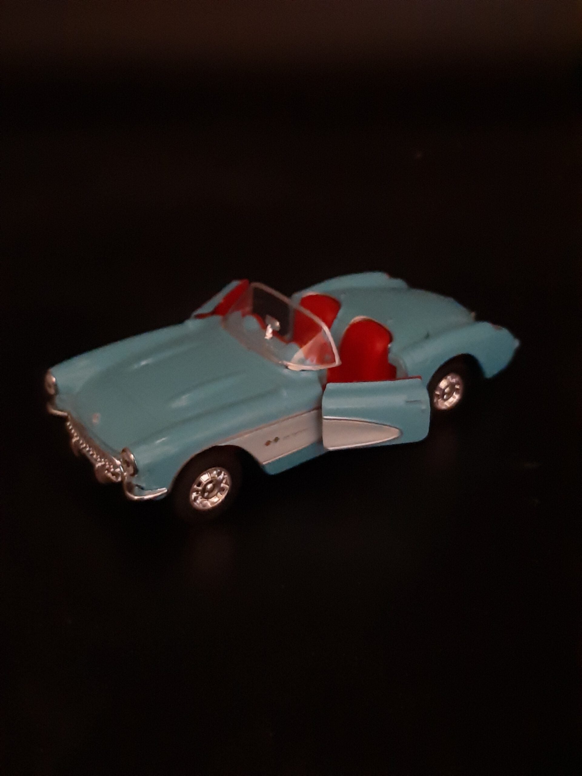Modellauto Chevrolet 1957 - Corvette Cabrio blau (aus Metall mit Friktionsmotor) 1:36