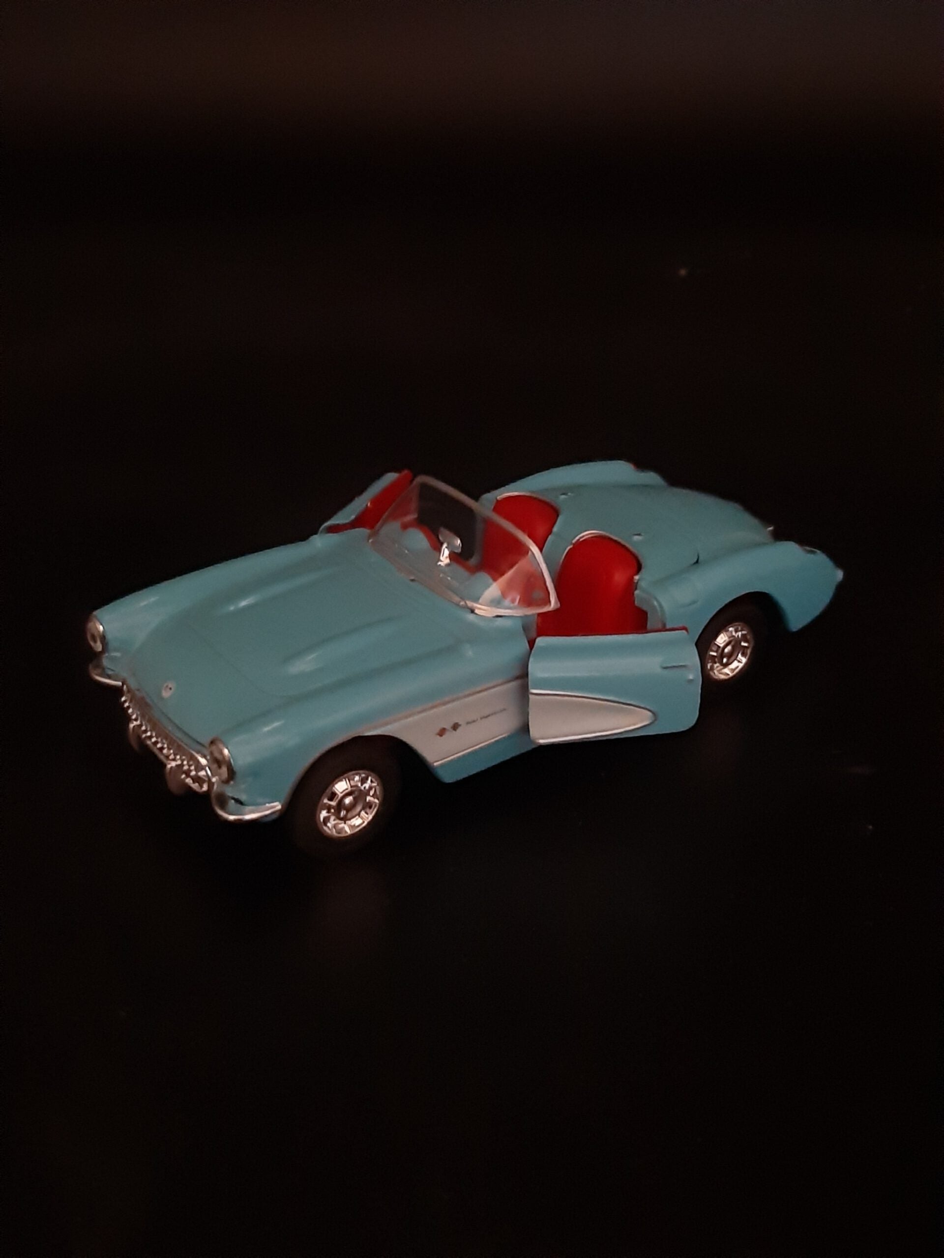 Modellauto Chevrolet 1957 - Corvette Cabrio blau (aus Metall mit Friktionsmotor) 1:36