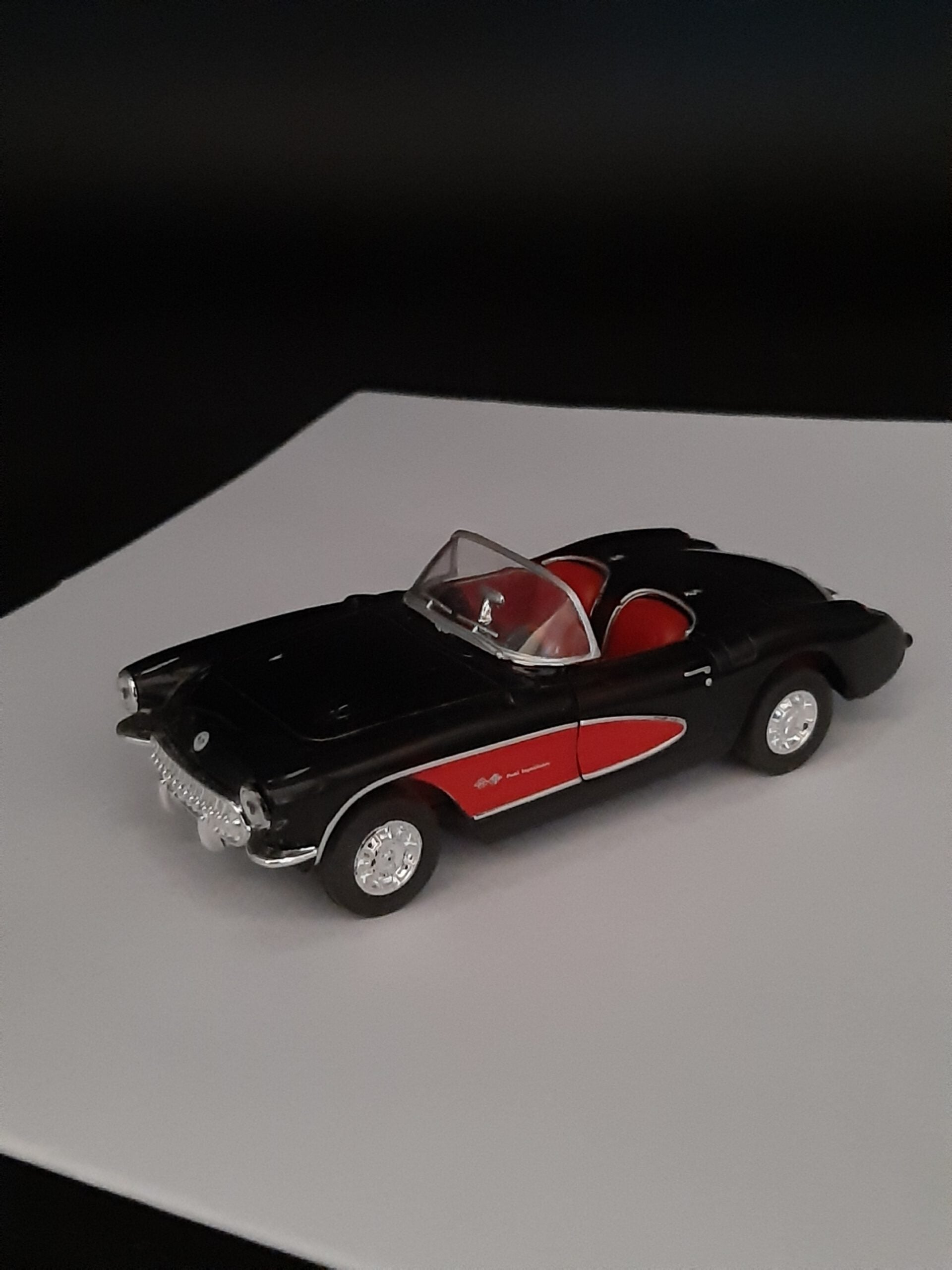 Modellauto Chevrolet 1957 - Corvette Cabrio schwarz (aus Metall mit Friktionsmotor) 1:36