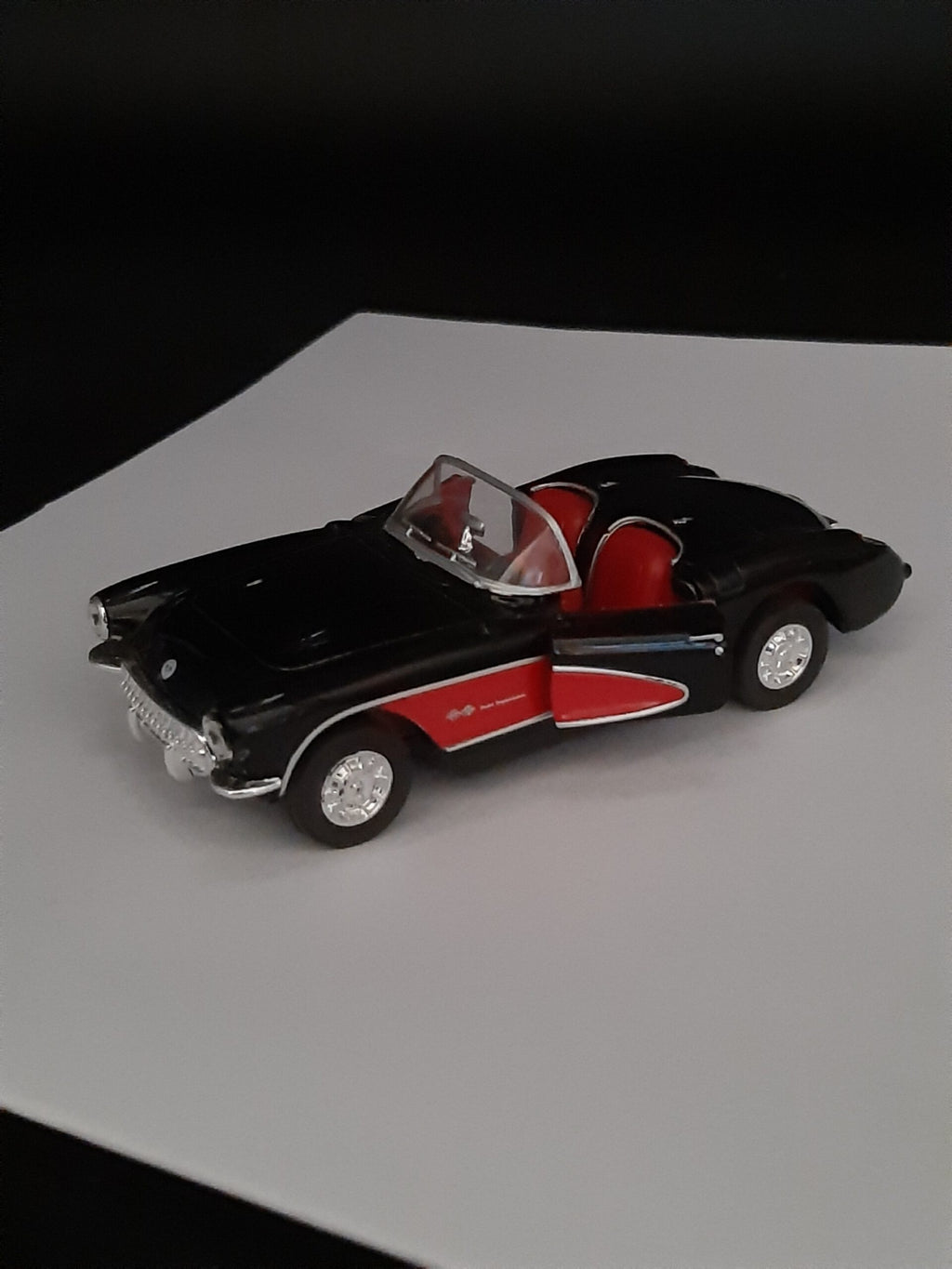 Modellauto Chevrolet 1957 - Corvette Cabrio schwarz (aus Metall mit Friktionsmotor) 1:36