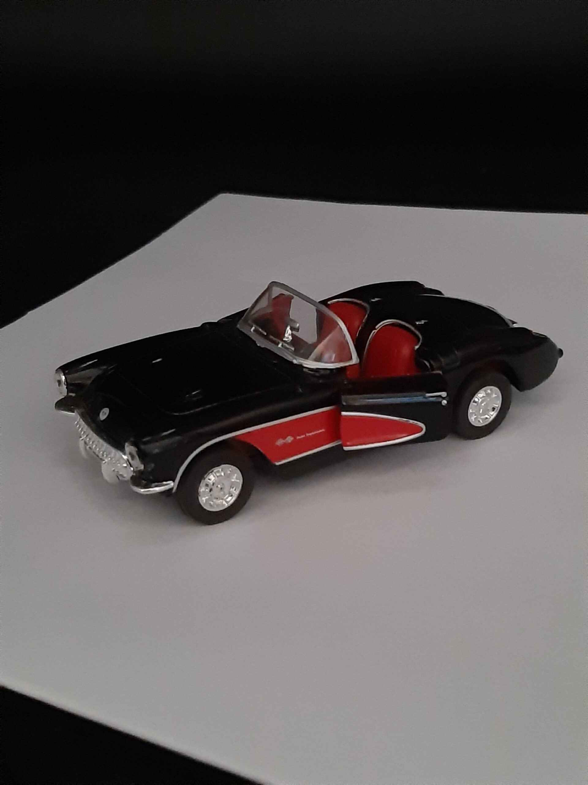 Modellauto Chevrolet 1957 - Corvette Cabrio schwarz (aus Metall mit Friktionsmotor) 1:36