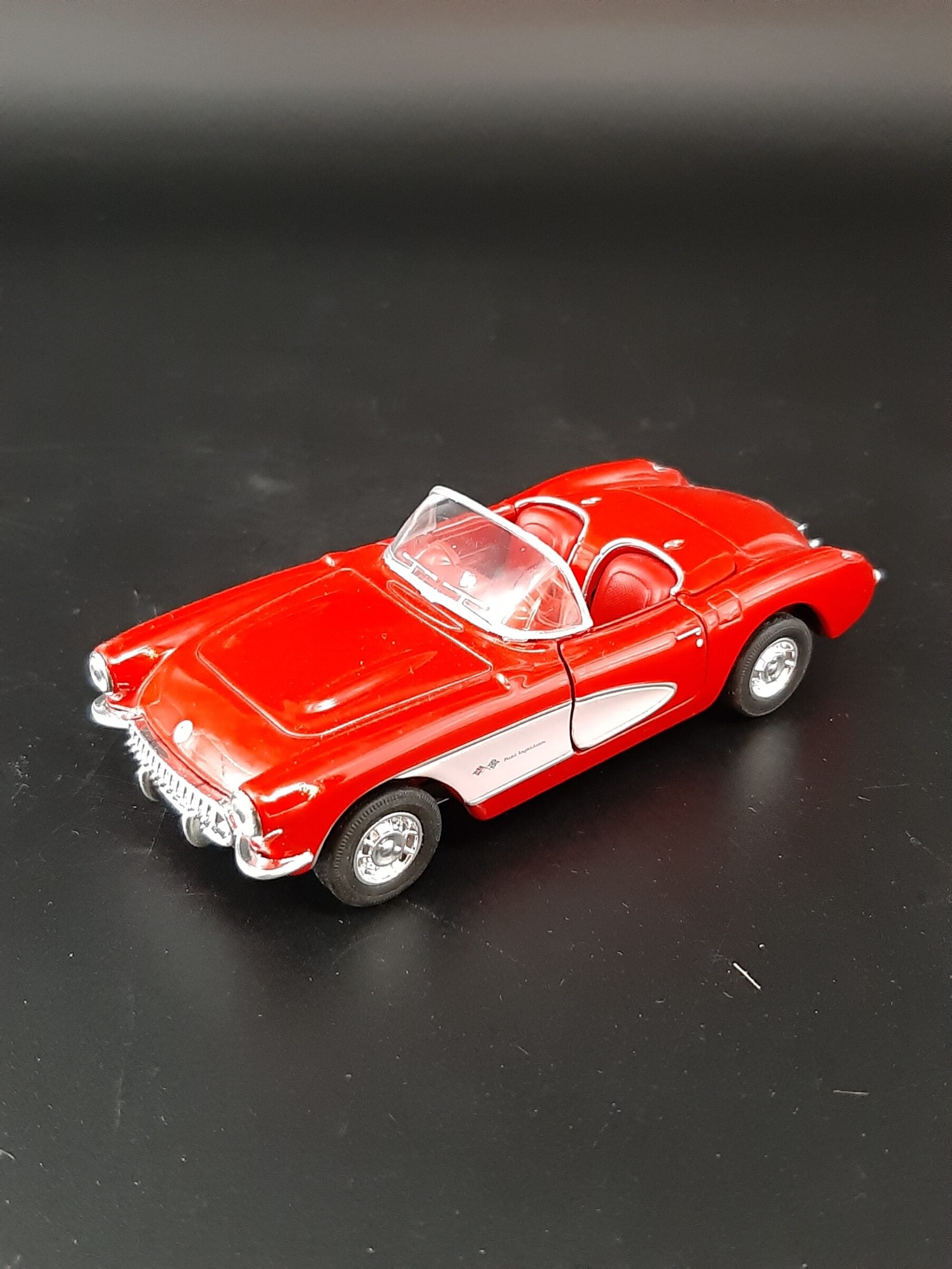 Modellauto Chevrolet 1957 - Corvette Cabrio rot (aus Metall mit Friktionsmotor) 1:36