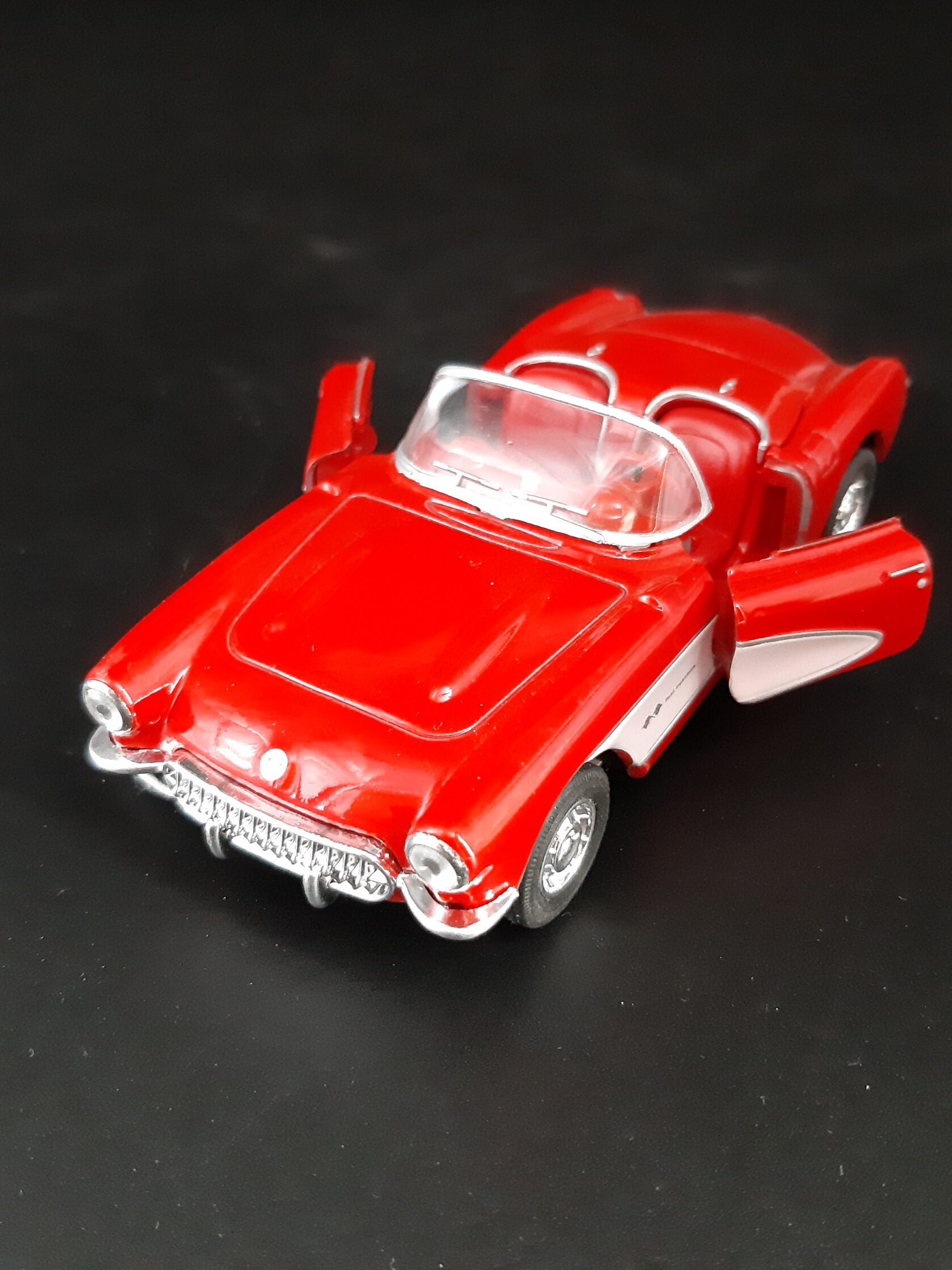 Modellauto Chevrolet 1957 - Corvette Cabrio rot (aus Metall mit Friktionsmotor) 1:36