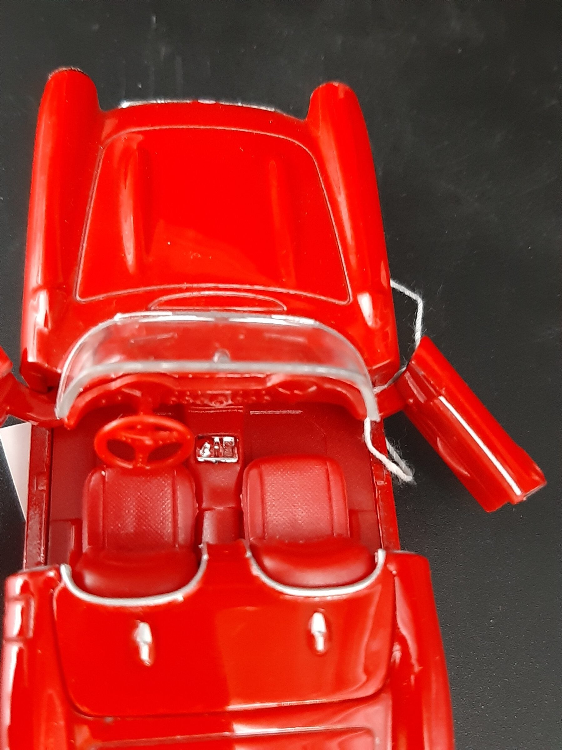 Modellauto Chevrolet 1957 - Corvette Cabrio rot (aus Metall mit Friktionsmotor) 1:36