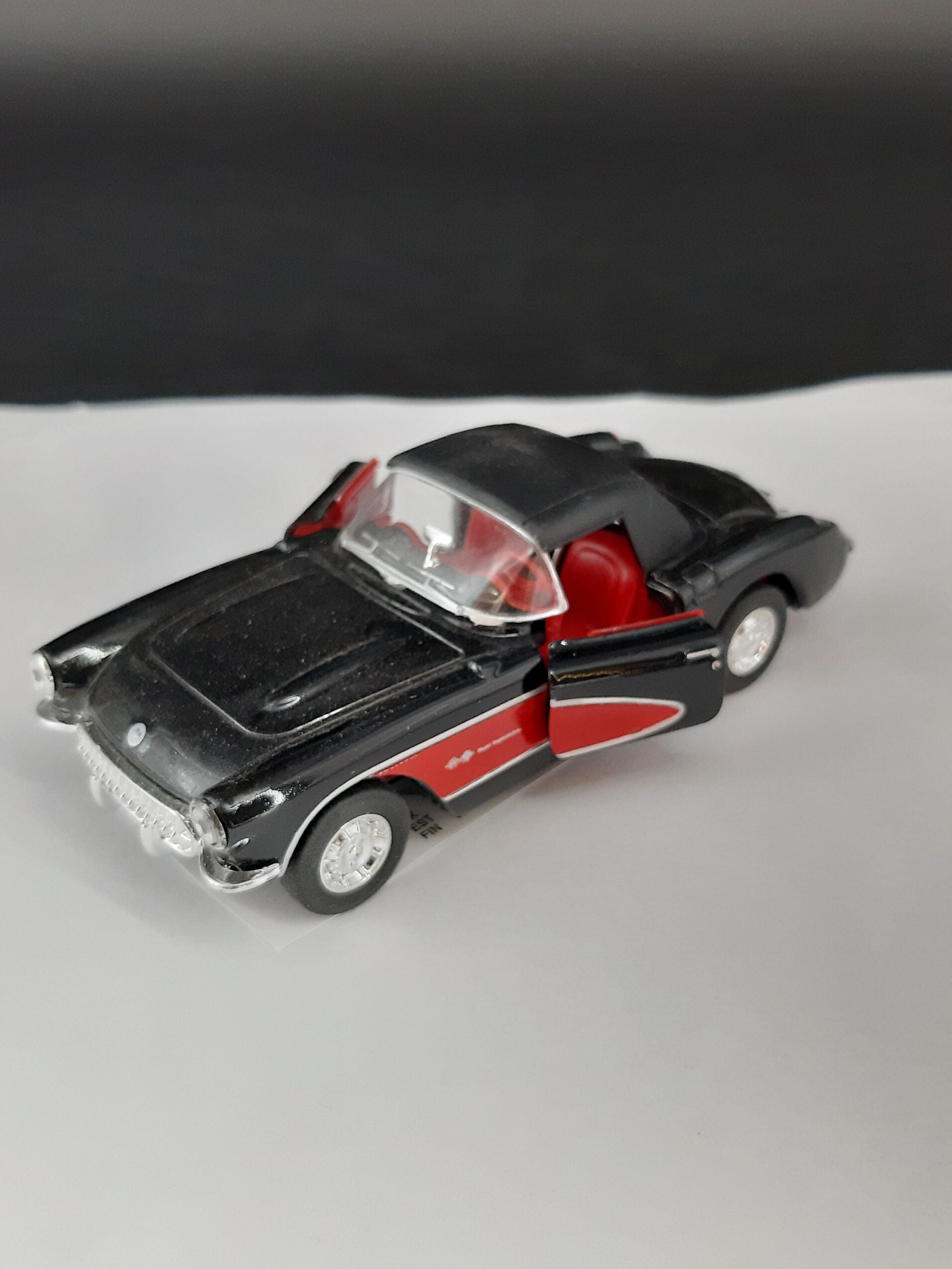 Modellauto Chevrolet 1957 - Corvette Cabrio schwarz geschlossen (aus Metall mit Friktionsmotor) 1:36