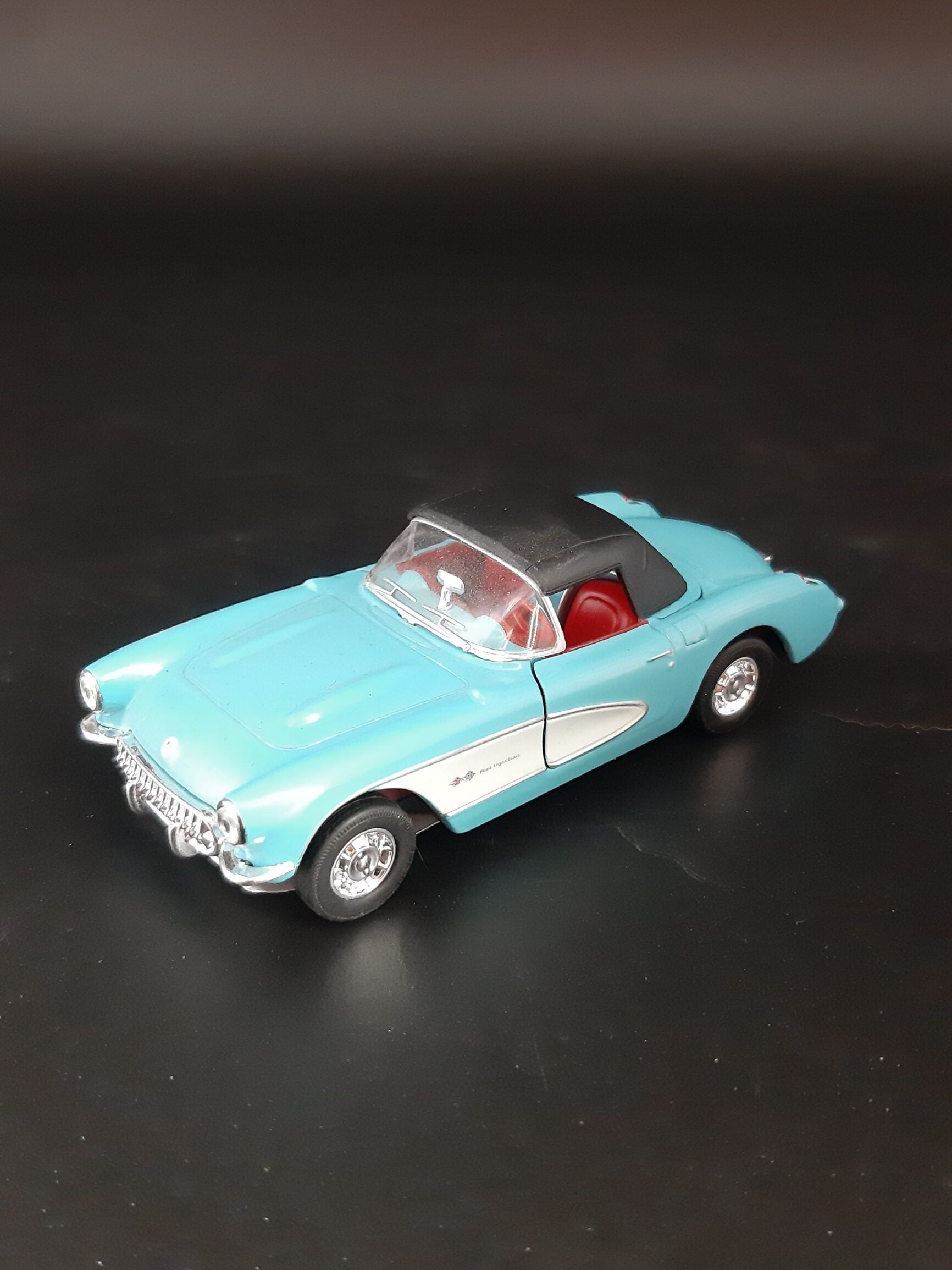Modellauto Chevrolet 1957 - Corvette Cabrio blau geschlossen (aus Metall mit Friktionsmotor) 1:36