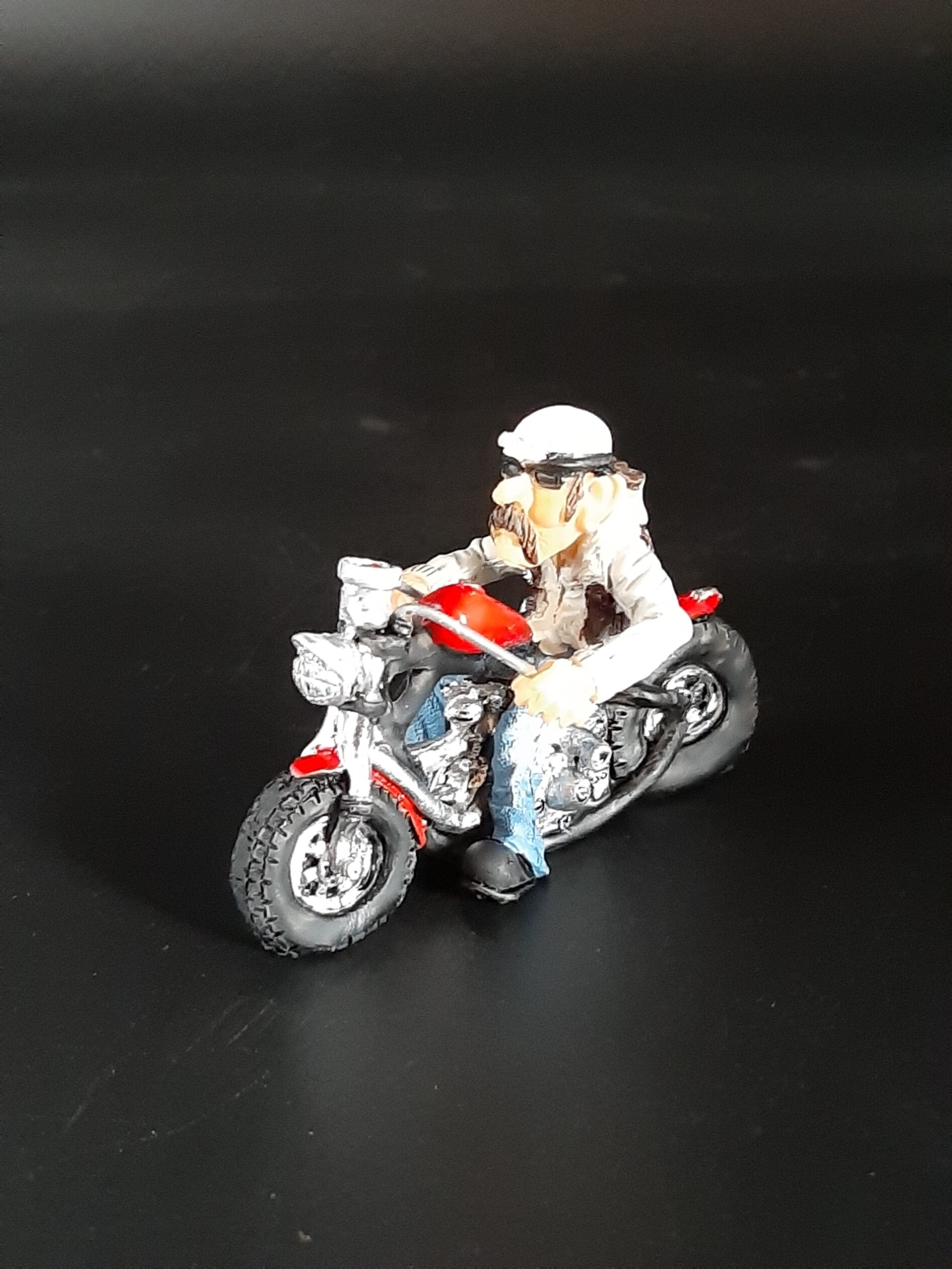 Dies & Das - Figur Biker klein weißer Helm aus Polyresin Länge ca 7 cm