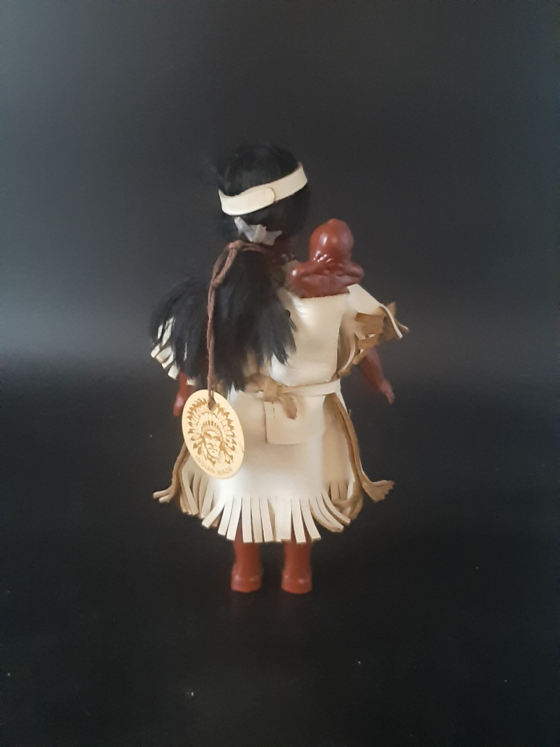 Dies & Das Puppe Indianerin mit Baby auf dem Rücken Indian Made Kleidung aus Leder Höhe ca. 18 cm