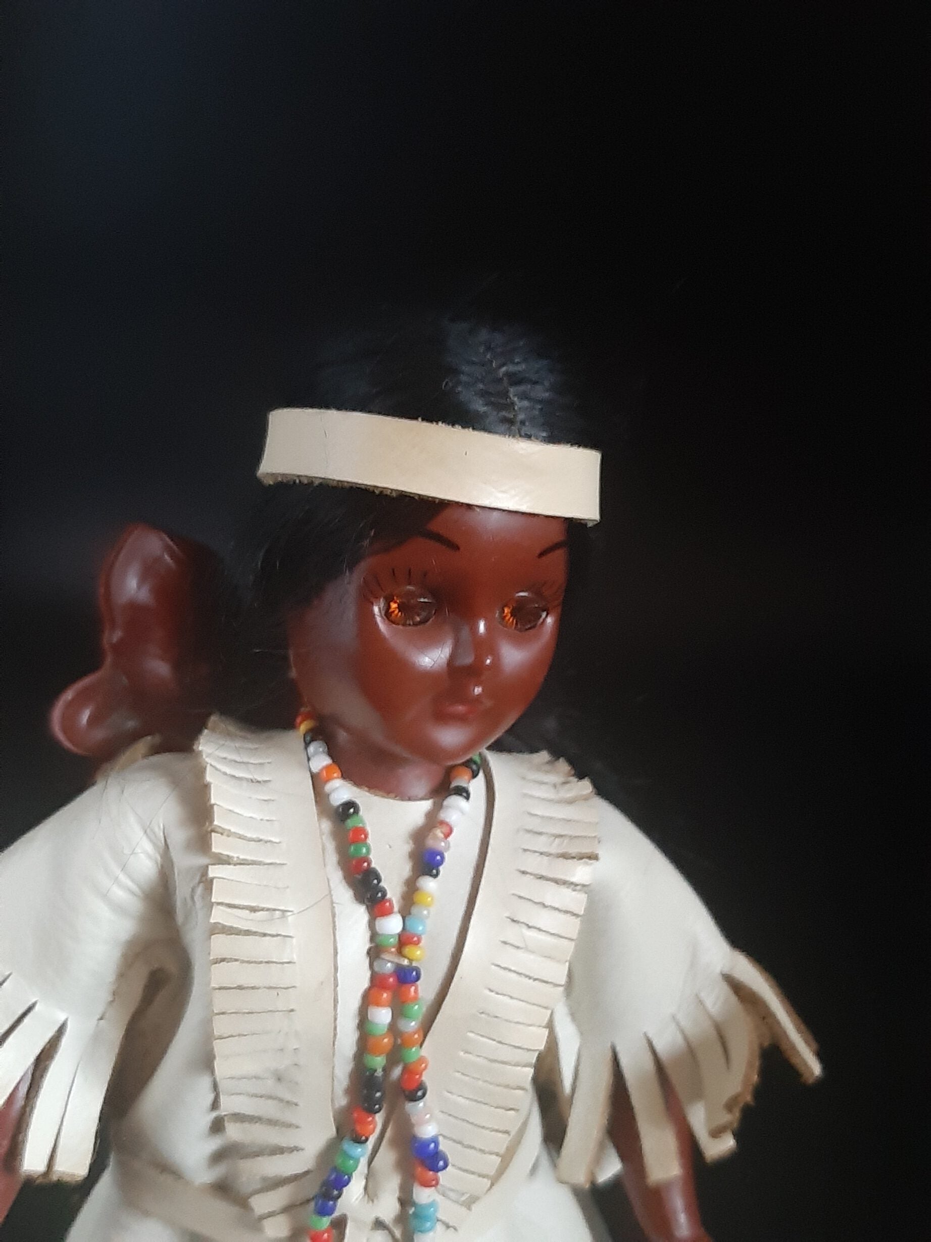 Dies & Das Puppe Indianerin mit Baby auf dem Rücken Indian Made Kleidung aus Leder Höhe ca. 18 cm