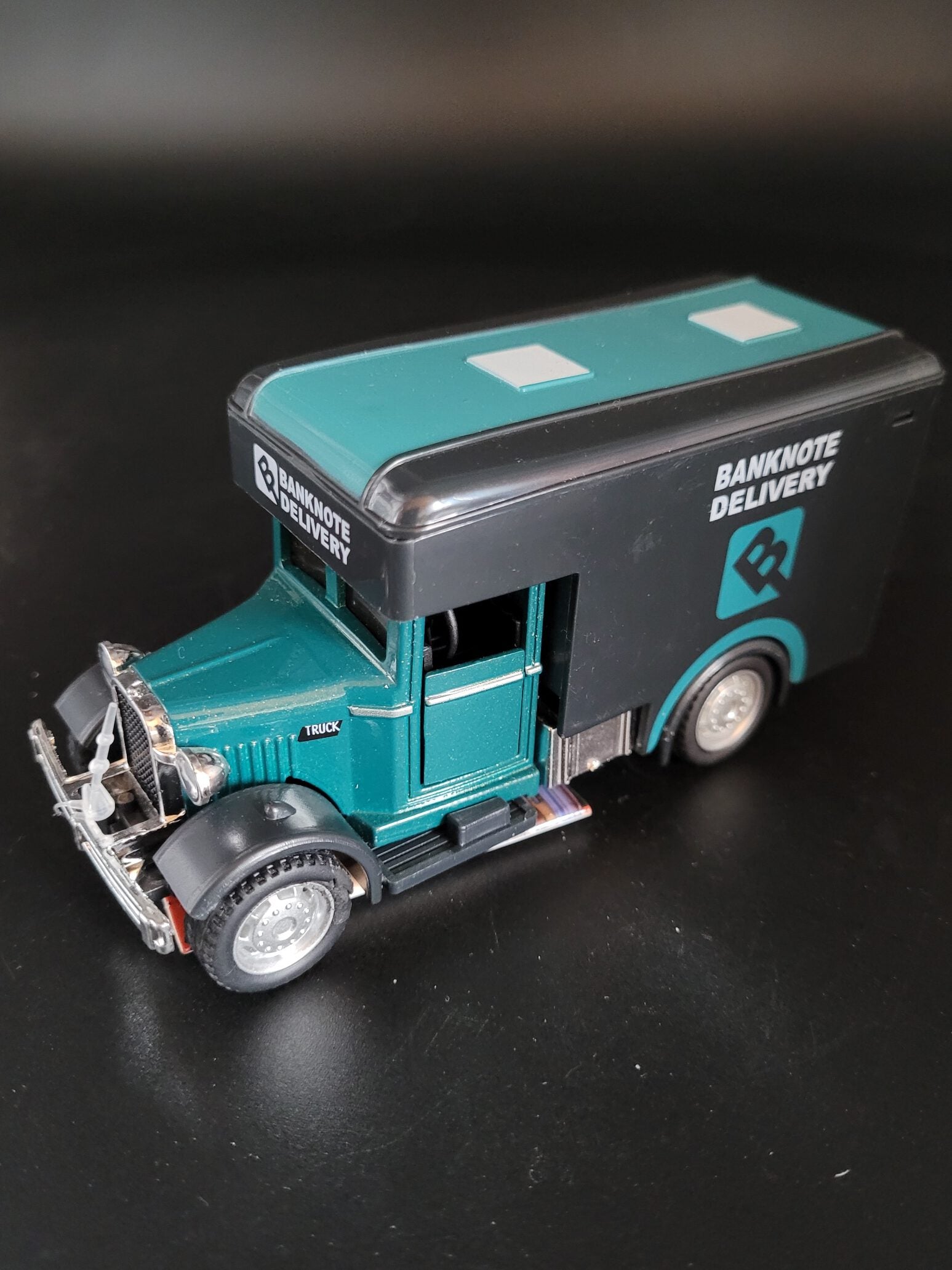 Modellauto Classic Oldtimer Ford LKW - Diecast Banknote delivery grün (aus Metall mit Friktionsmotor) 1:36