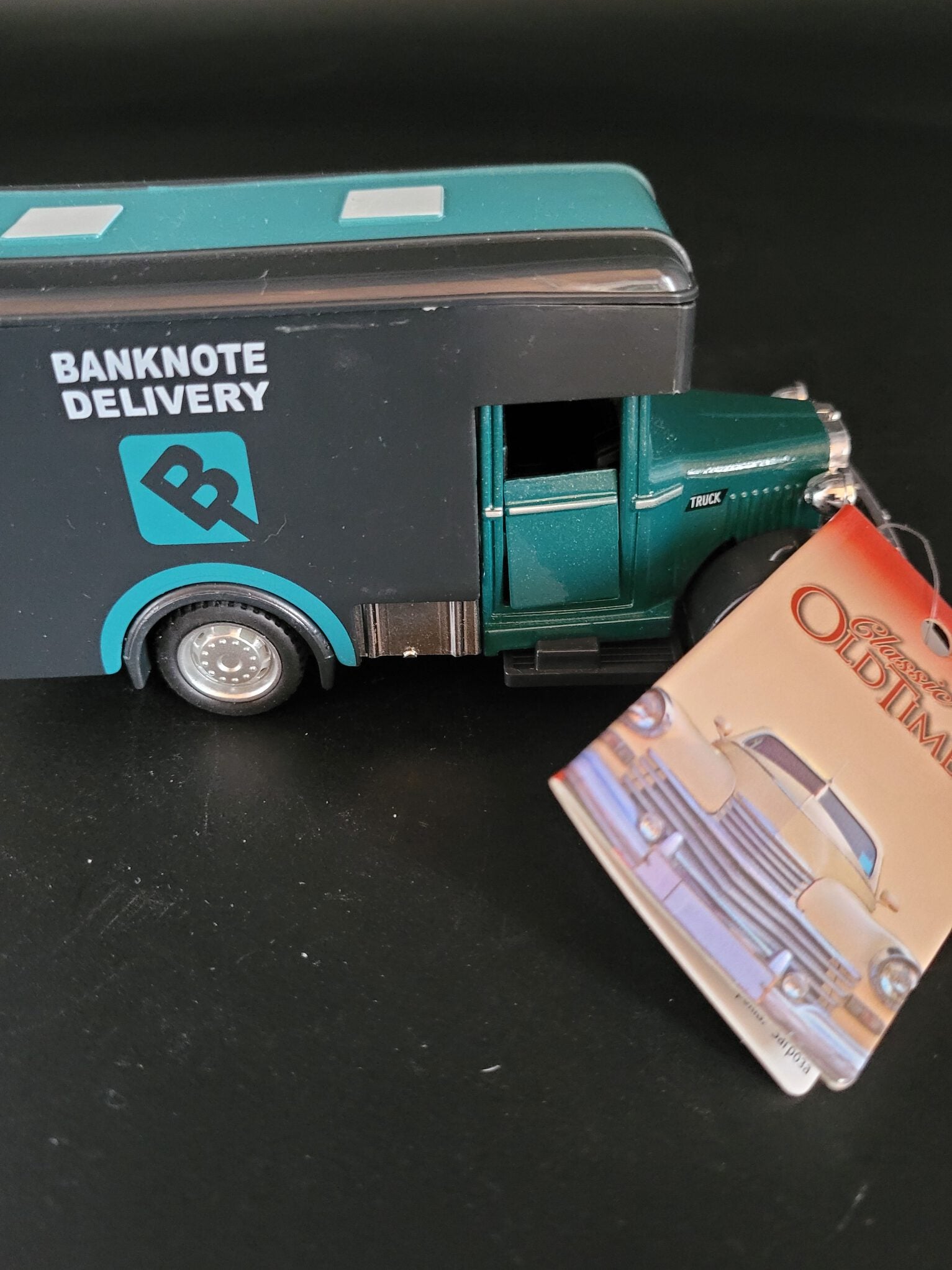 Modellauto Classic Oldtimer Ford LKW - Diecast Banknote delivery grün (aus Metall mit Friktionsmotor) 1:36