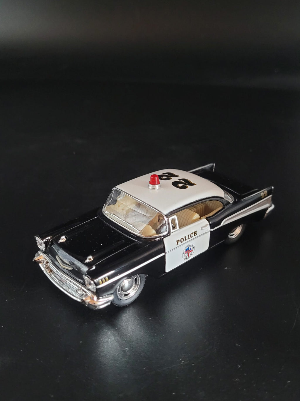 Modellauto Chevrolet 1957 - Corvette Bel Air Police schwarz/weiß (aus Metall mit Friktionsmotor) 1:40