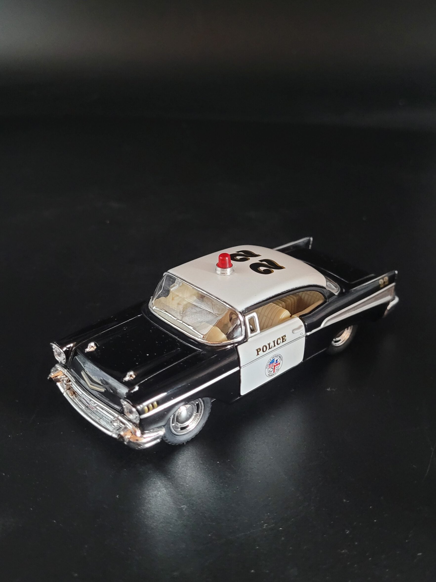 Modellauto Chevrolet 1957 - Corvette Bel Air Police schwarz/weiß (aus Metall mit Friktionsmotor) 1:40