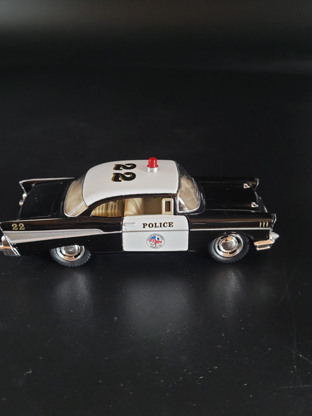 Modellauto Chevrolet 1957 - Corvette Bel Air Police schwarz/weiß (aus Metall mit Friktionsmotor) 1:40