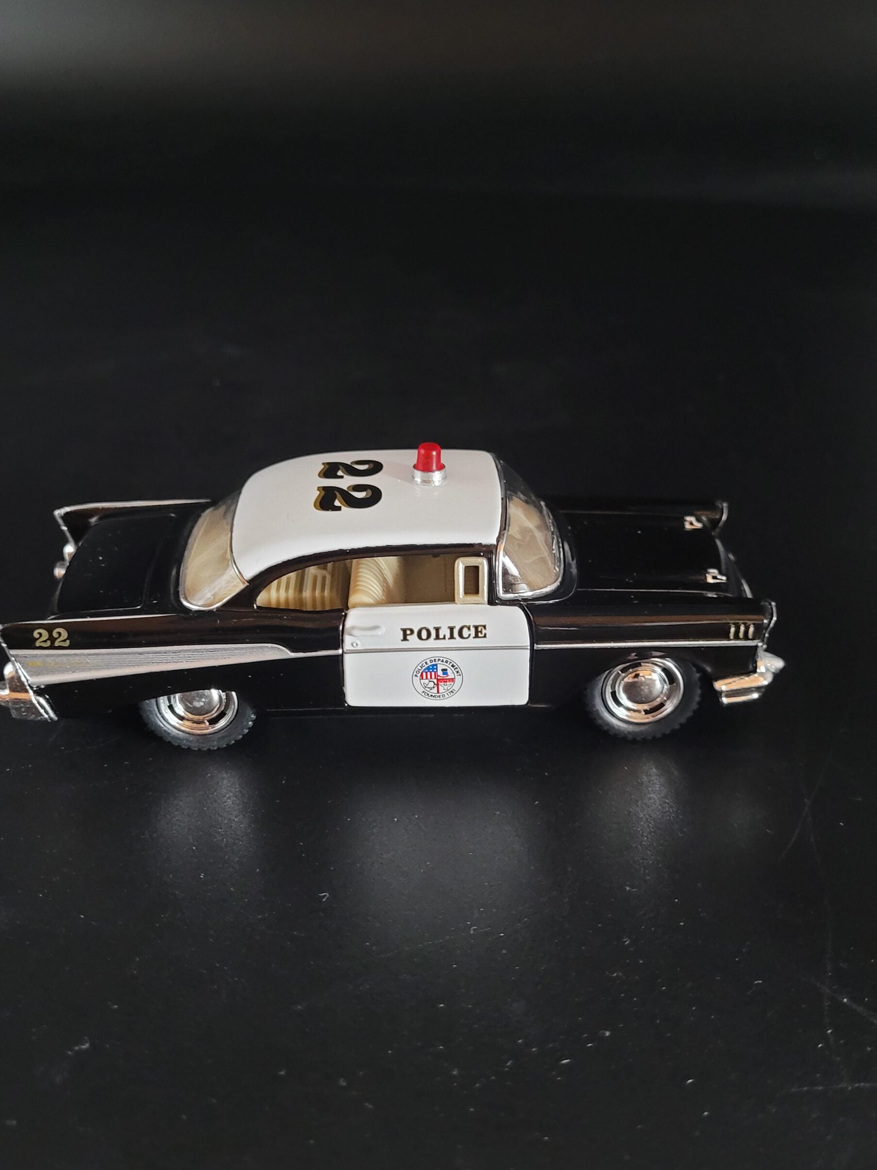 Modellauto Chevrolet 1957 - Corvette Bel Air Police schwarz/weiß (aus Metall mit Friktionsmotor) 1:40