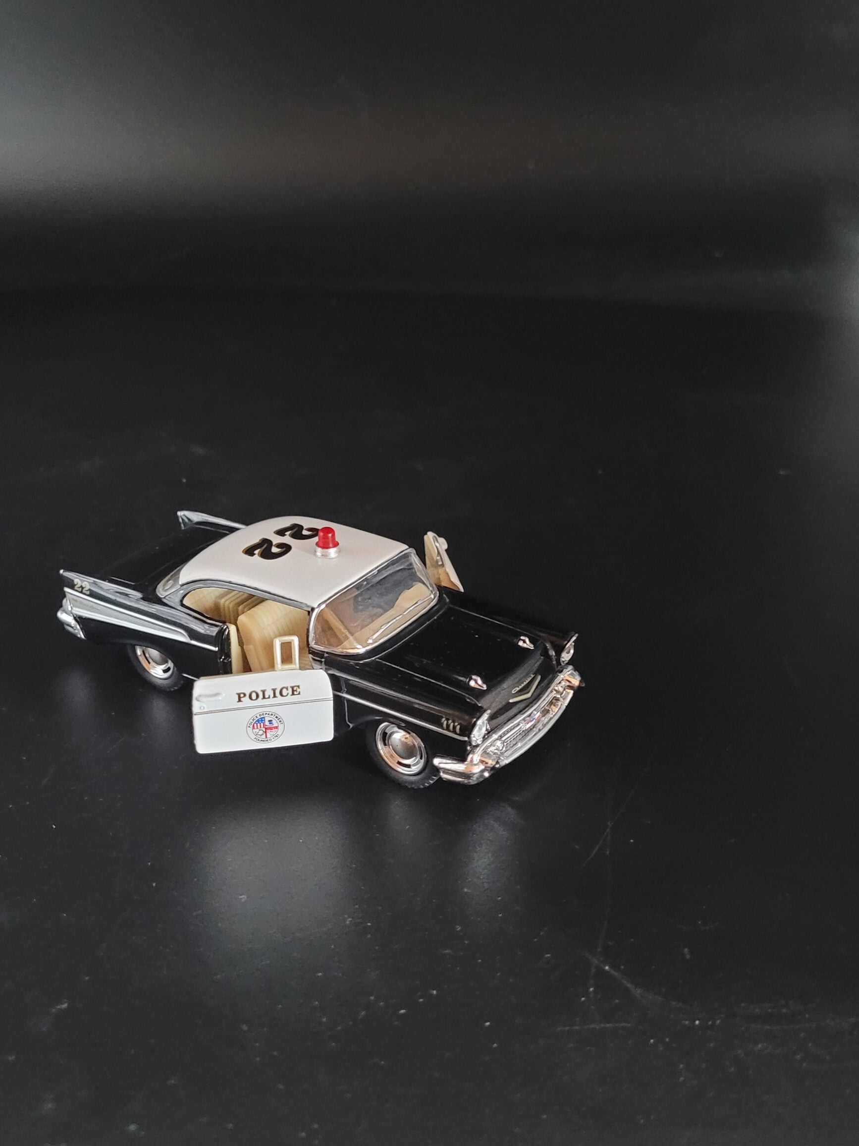 Modellauto Chevrolet 1957 - Corvette Bel Air Police schwarz/weiß (aus Metall mit Friktionsmotor) 1:40
