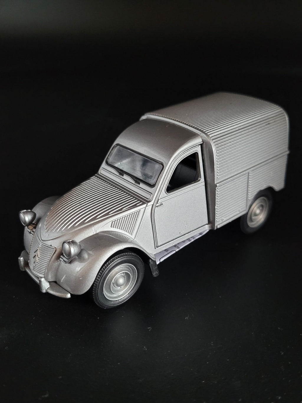 Modellauto Citroen 2 CV - Fourgonette silber geschlossen (aus Metall mit Friktionsmotor) 1:36