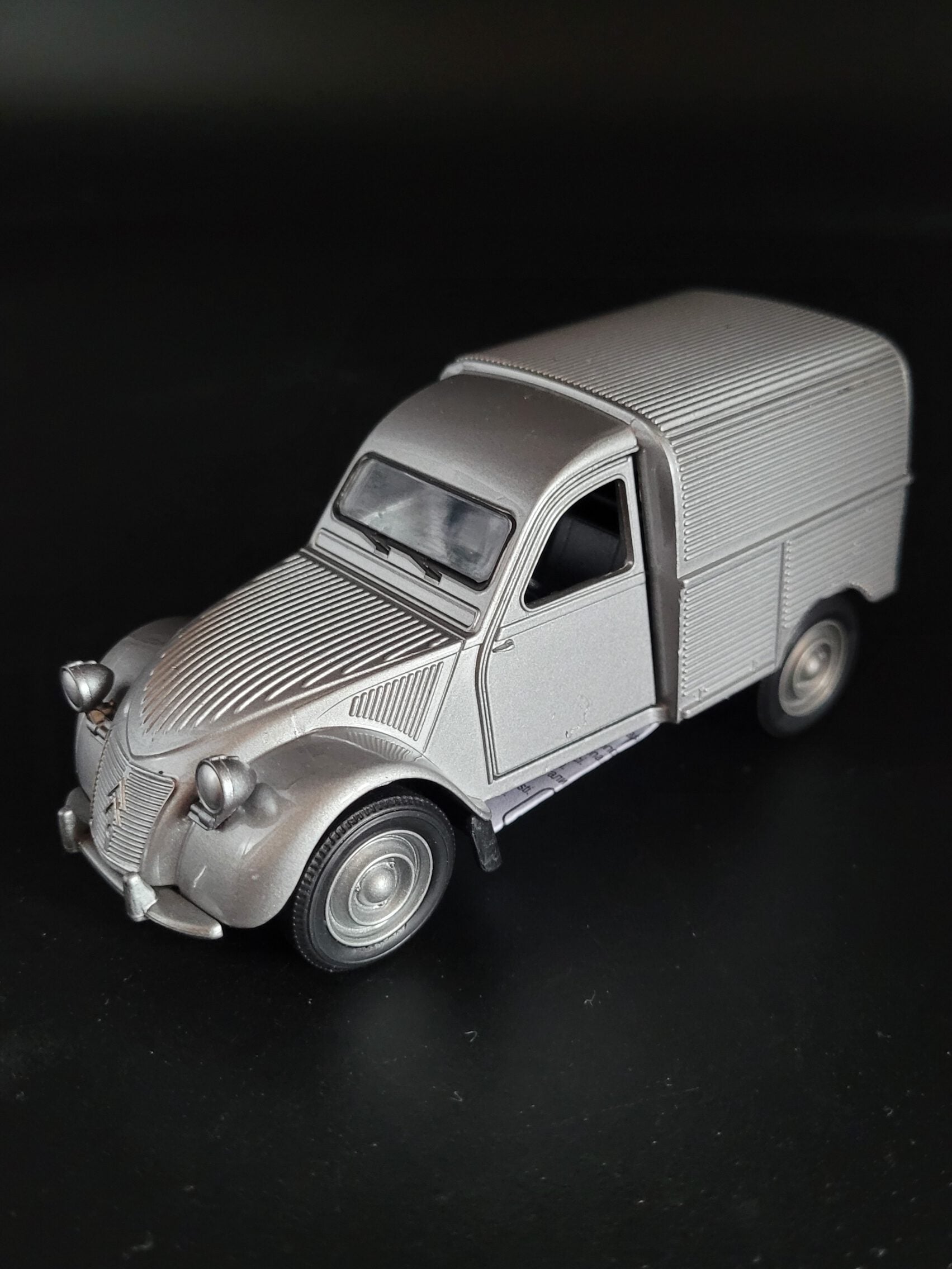 Modellauto Citroen 2 CV - Fourgonette silber geschlossen (aus Metall mit Friktionsmotor) 1:36