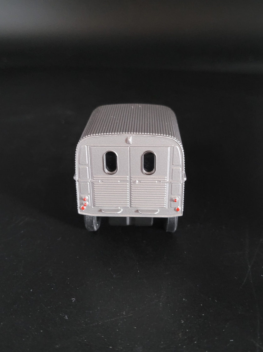 Modellauto Citroen 2 CV - Fourgonette silber geschlossen (aus Metall mit Friktionsmotor) 1:36