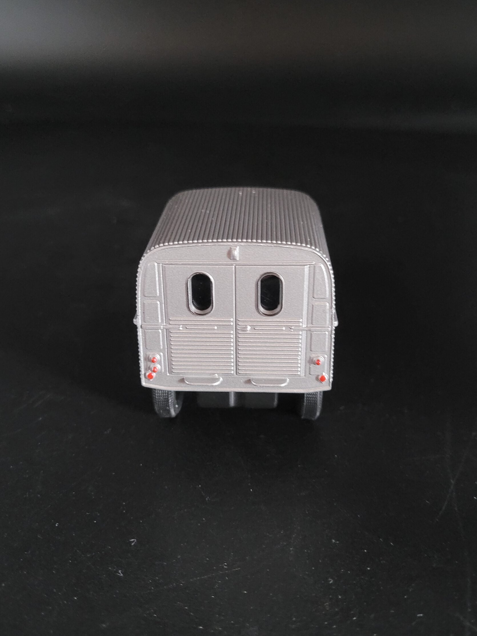 Modellauto Citroen 2 CV - Fourgonette silber geschlossen (aus Metall mit Friktionsmotor) 1:36