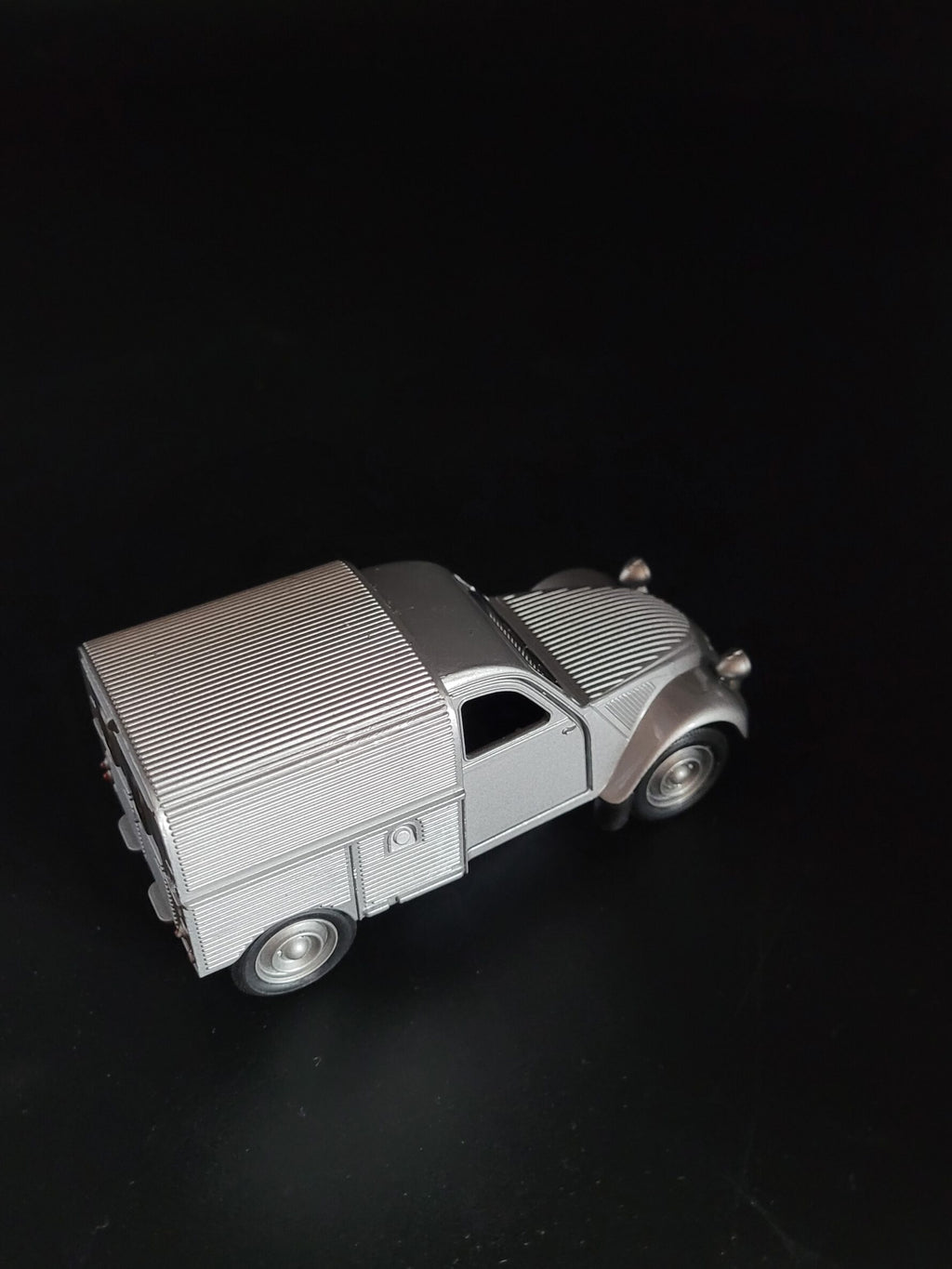 Modellauto Citroen 2 CV - Fourgonette silber geschlossen (aus Metall mit Friktionsmotor) 1:36