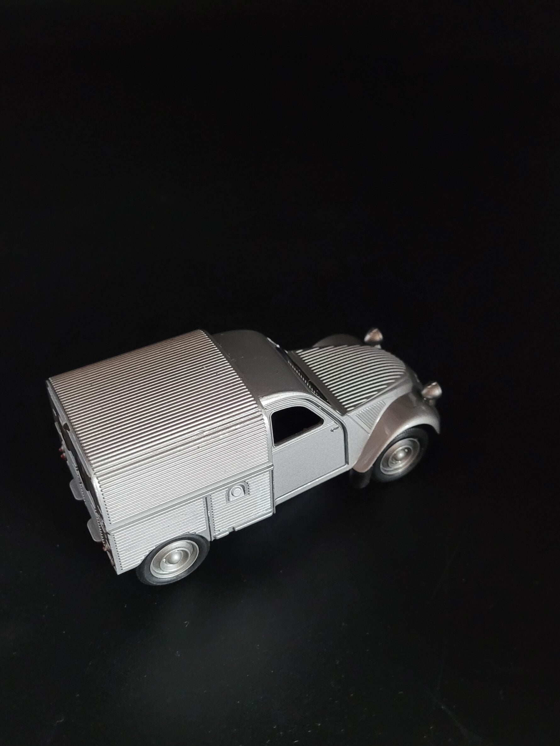 Modellauto Citroen 2 CV - Fourgonette silber geschlossen (aus Metall mit Friktionsmotor) 1:36