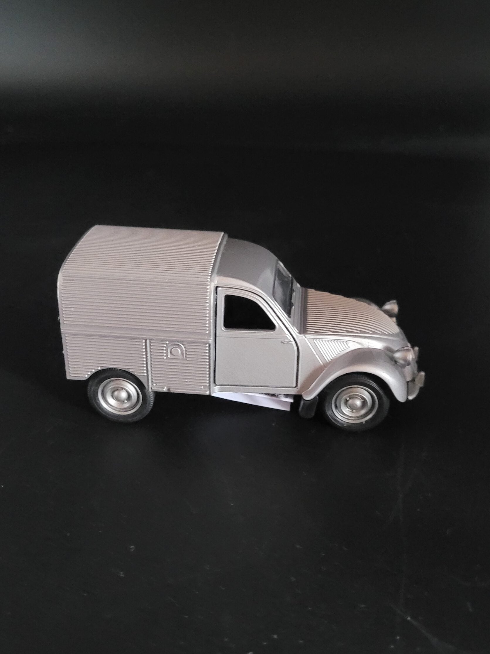 Modellauto Citroen 2 CV - Fourgonette silber geschlossen (aus Metall mit Friktionsmotor) 1:36