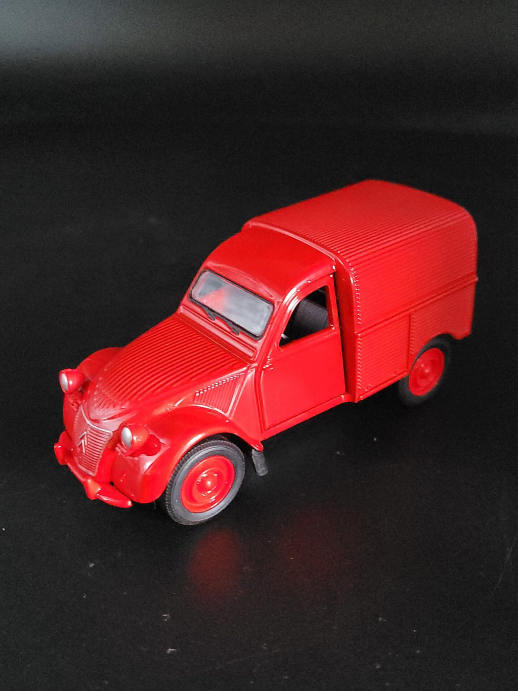 Modellauto Citroen 2 CV - Fourgonette rot geschlossen (aus Metall mit Friktionsmotor) 1:36