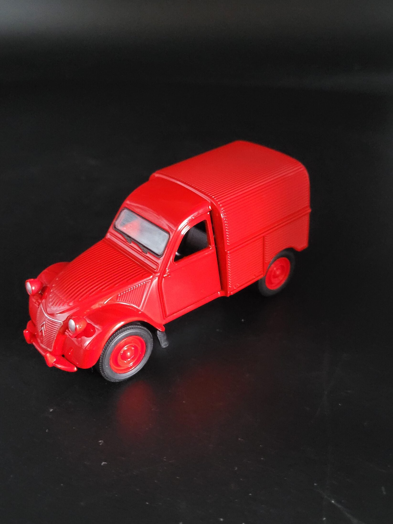 Modellauto Citroen 2 CV - Fourgonette rot geschlossen (aus Metall mit Friktionsmotor) 1:36