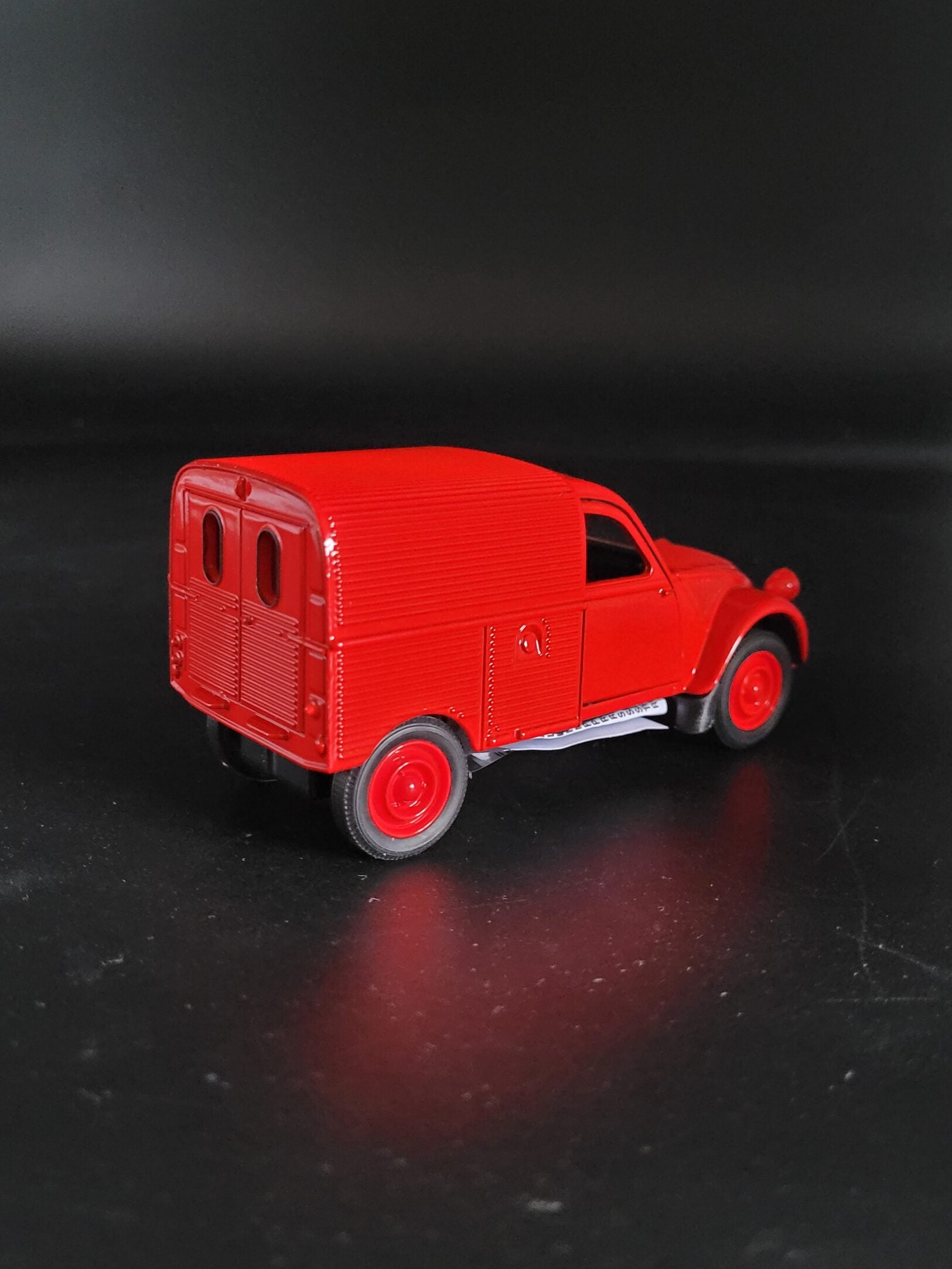 Modellauto Citroen 2 CV - Fourgonette rot geschlossen (aus Metall mit Friktionsmotor) 1:36