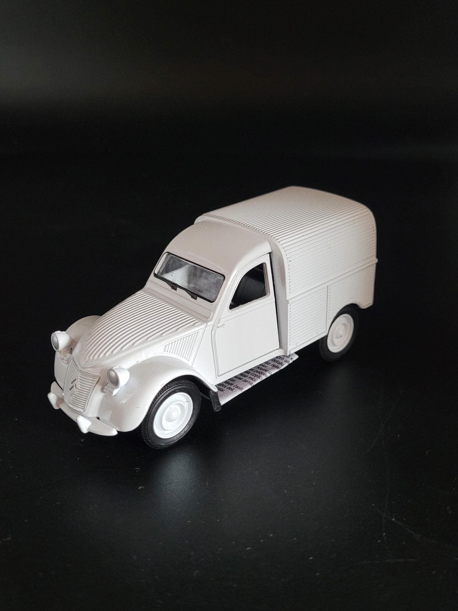 Modellauto Citroen 2 CV - Fourgonette weiß geschlossen (aus Metall mit Friktionsmotor) 1:36