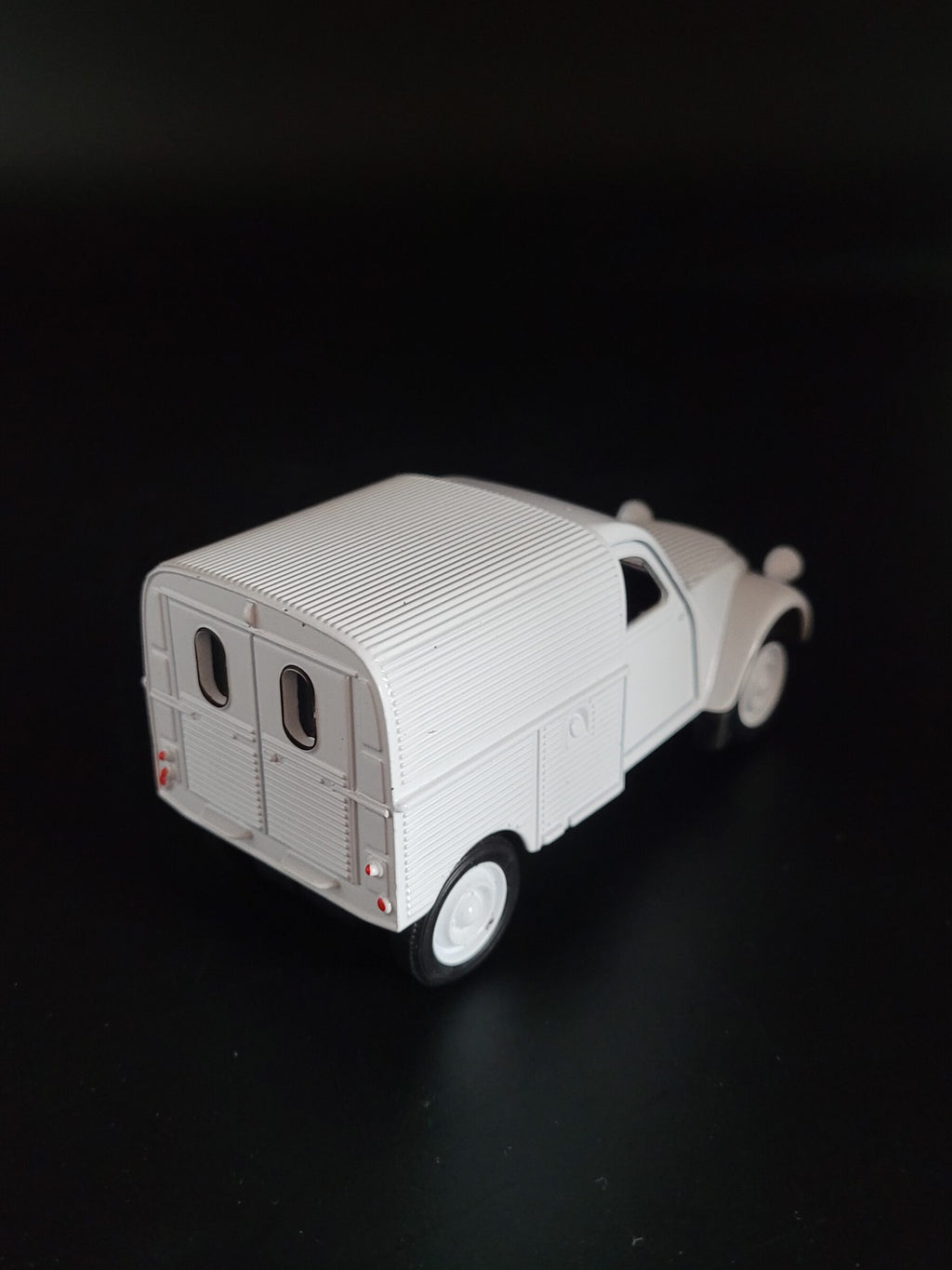 Modellauto Citroen 2 CV - Fourgonette weiß geschlossen (aus Metall mit Friktionsmotor) 1:36