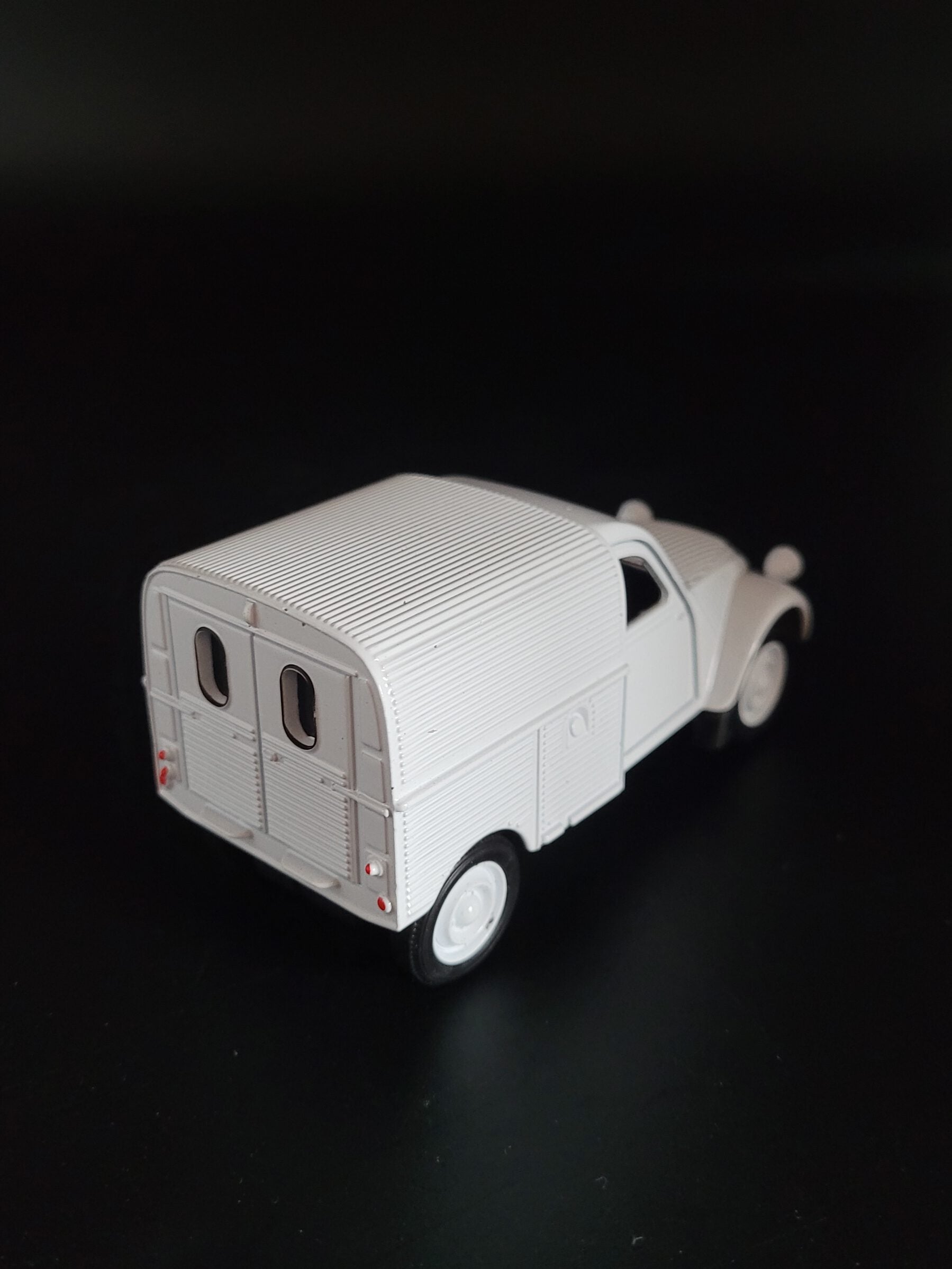 Modellauto Citroen 2 CV - Fourgonette weiß geschlossen (aus Metall mit Friktionsmotor) 1:36