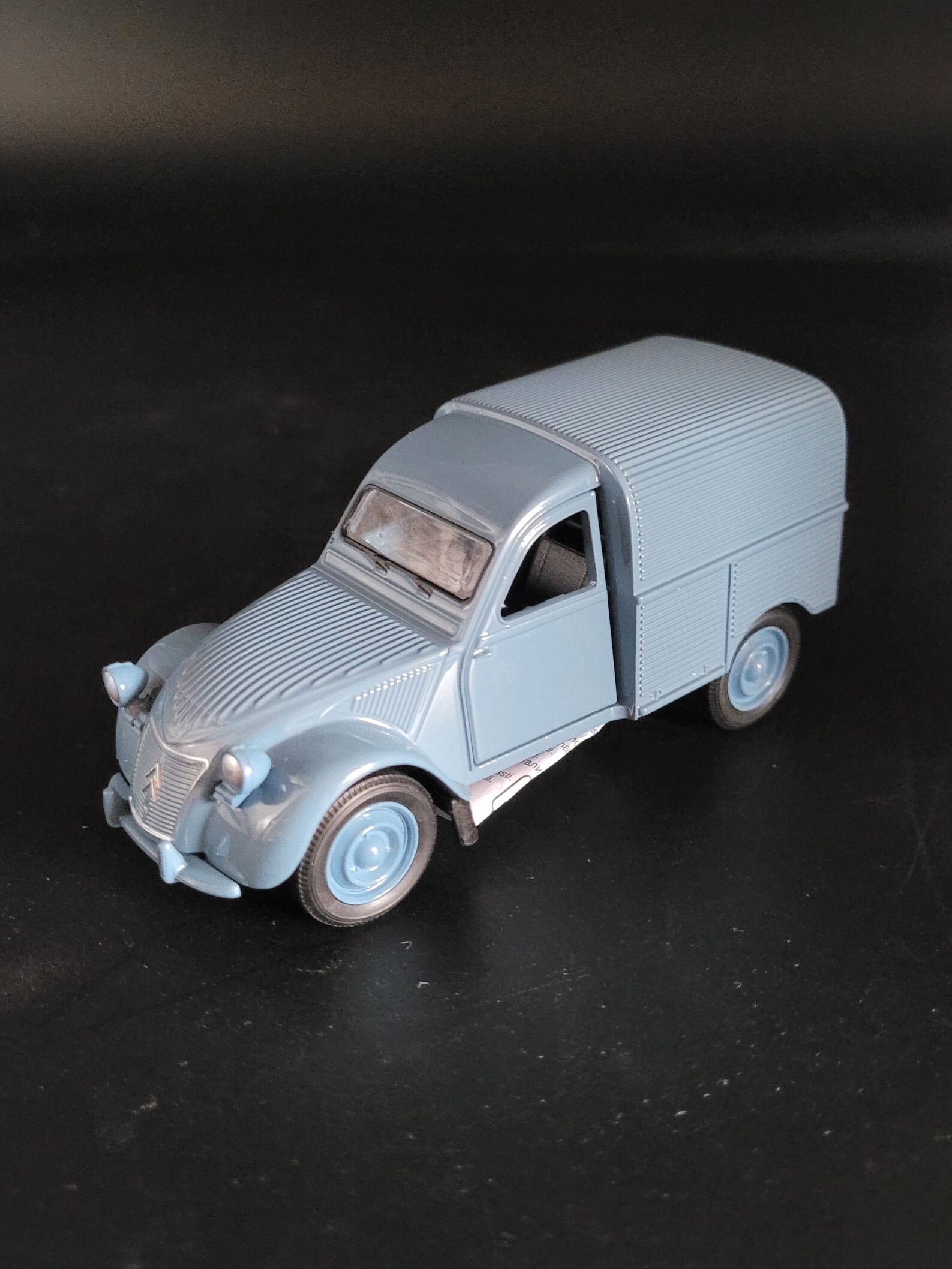 Modellauto Citroen 2 CV - Fourgonette graublau geschlossen (aus Metall mit Friktionsmotor) 1:36