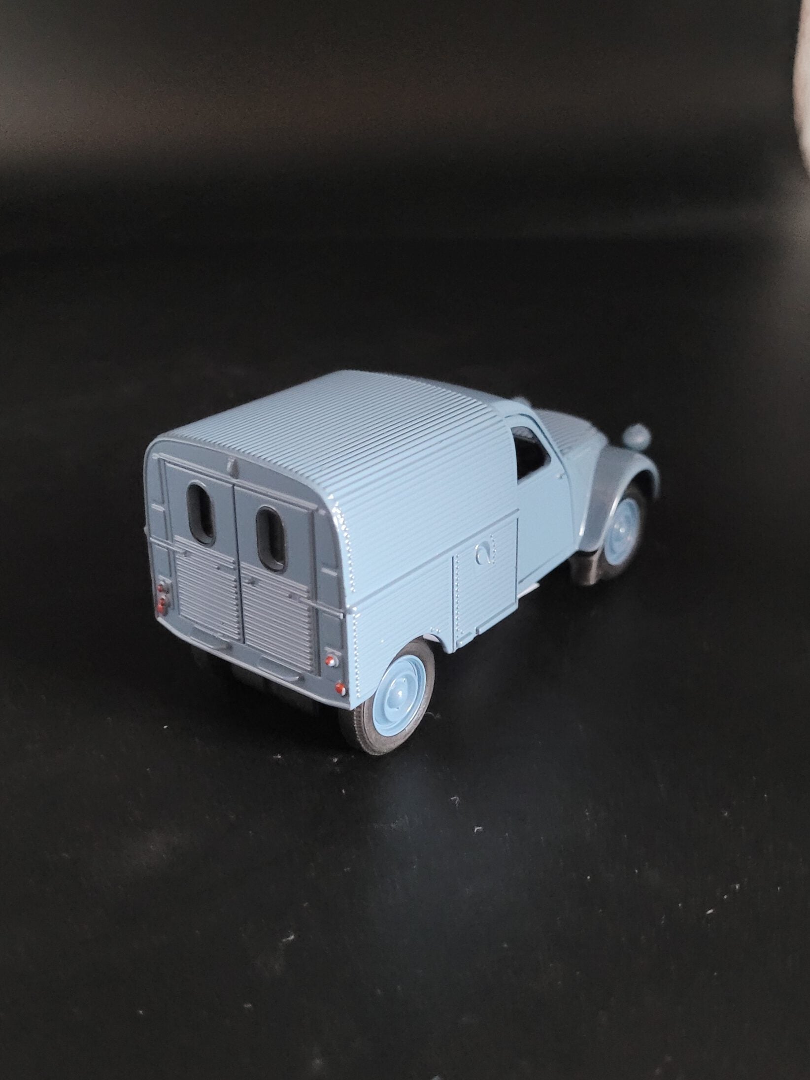 Modellauto Citroen 2 CV - Fourgonette graublau geschlossen (aus Metall mit Friktionsmotor) 1:36