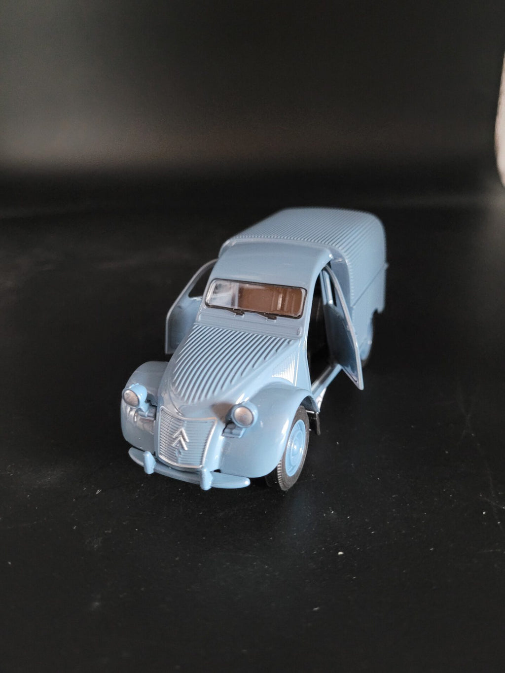Modellauto Citroen 2 CV - Fourgonette graublau geschlossen (aus Metall mit Friktionsmotor) 1:36