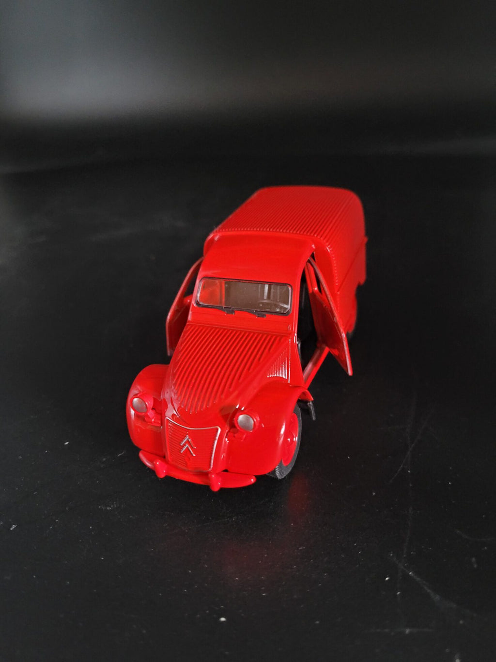 Modellauto Citroen 2 CV - Fourgonette rot geschlossen (aus Metall mit Friktionsmotor) 1:36