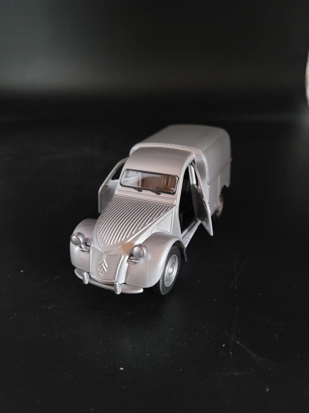 Modellauto Citroen 2 CV - Fourgonette silber geschlossen (aus Metall mit Friktionsmotor) 1:36